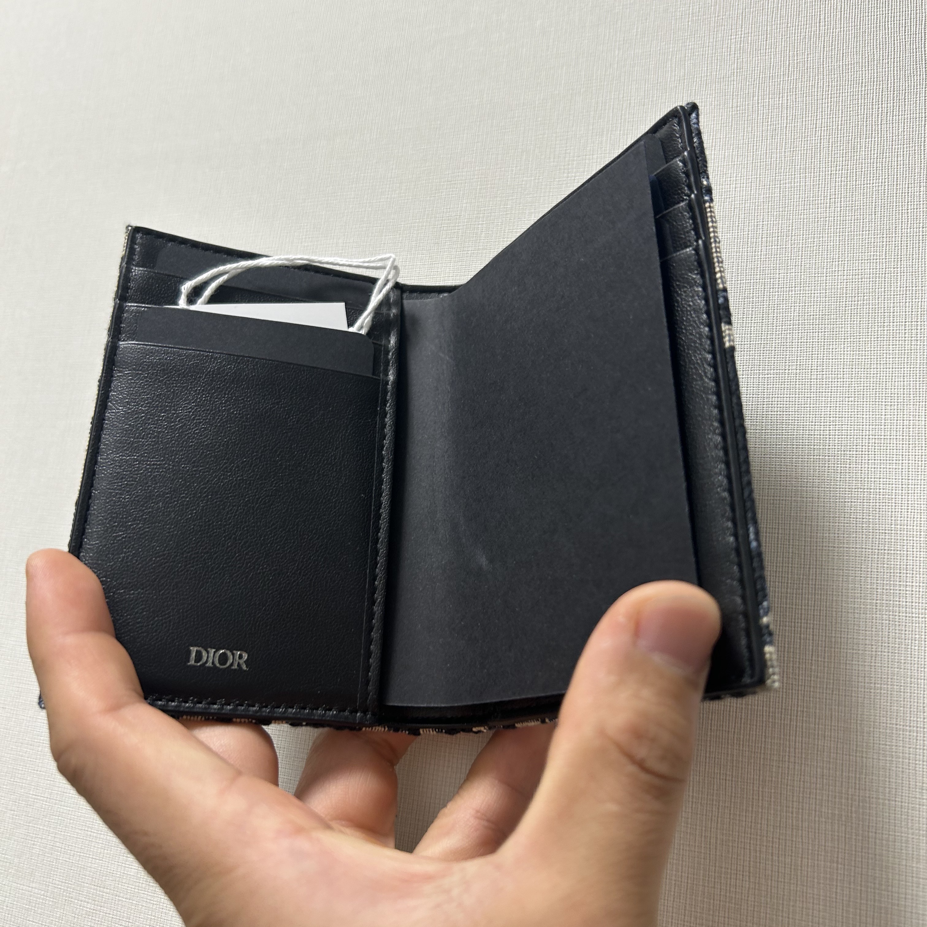 Dior Bi-Fold Card Holder Beige & Black Dior Oblique Jacquard 착용 스타일 - 3