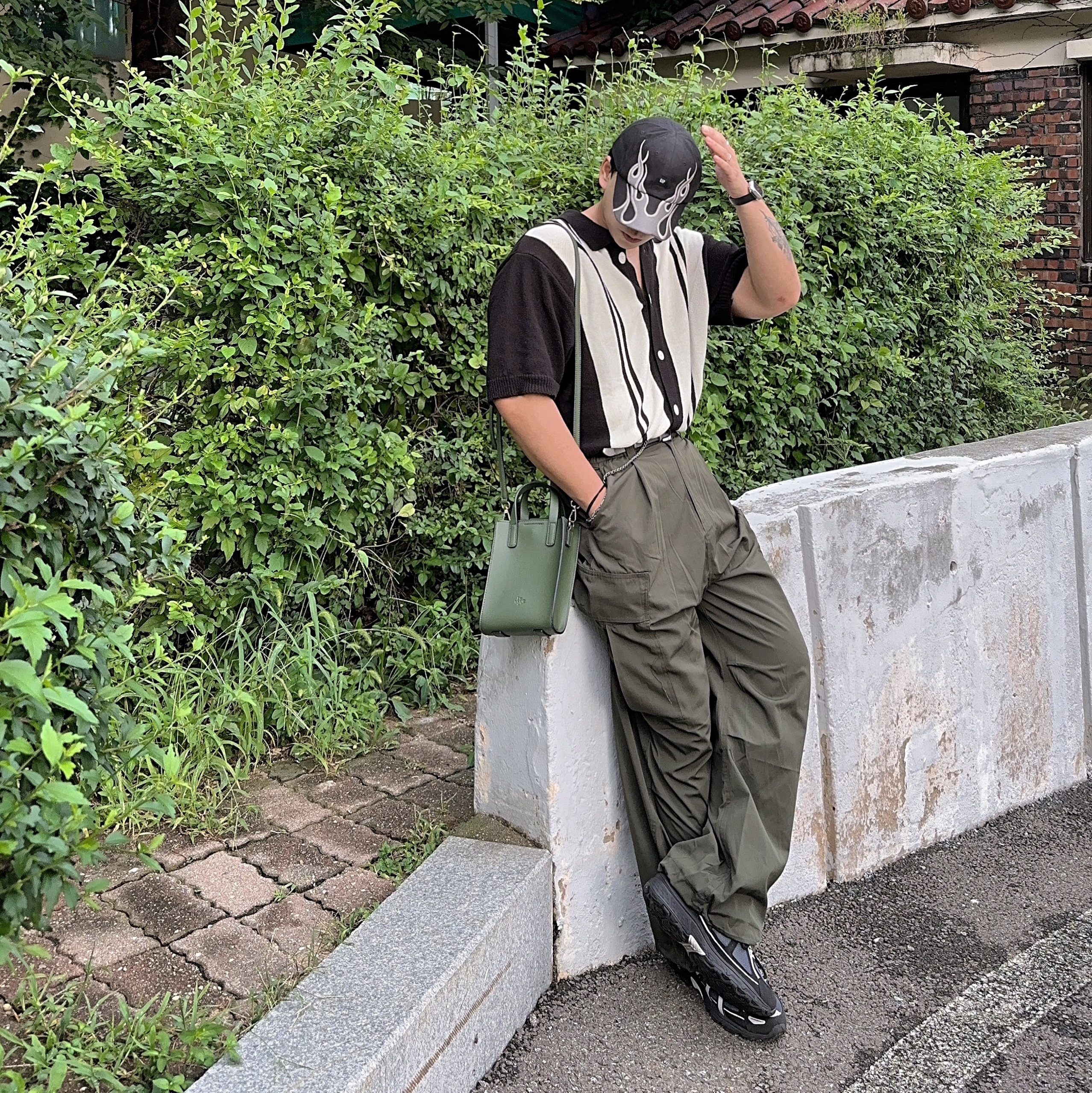 Yeezy Gap Engineered By Balenciaga Flame Cap Black, Asics Gel-Venture 6 Carrier Grey 착용 스타일 - 2