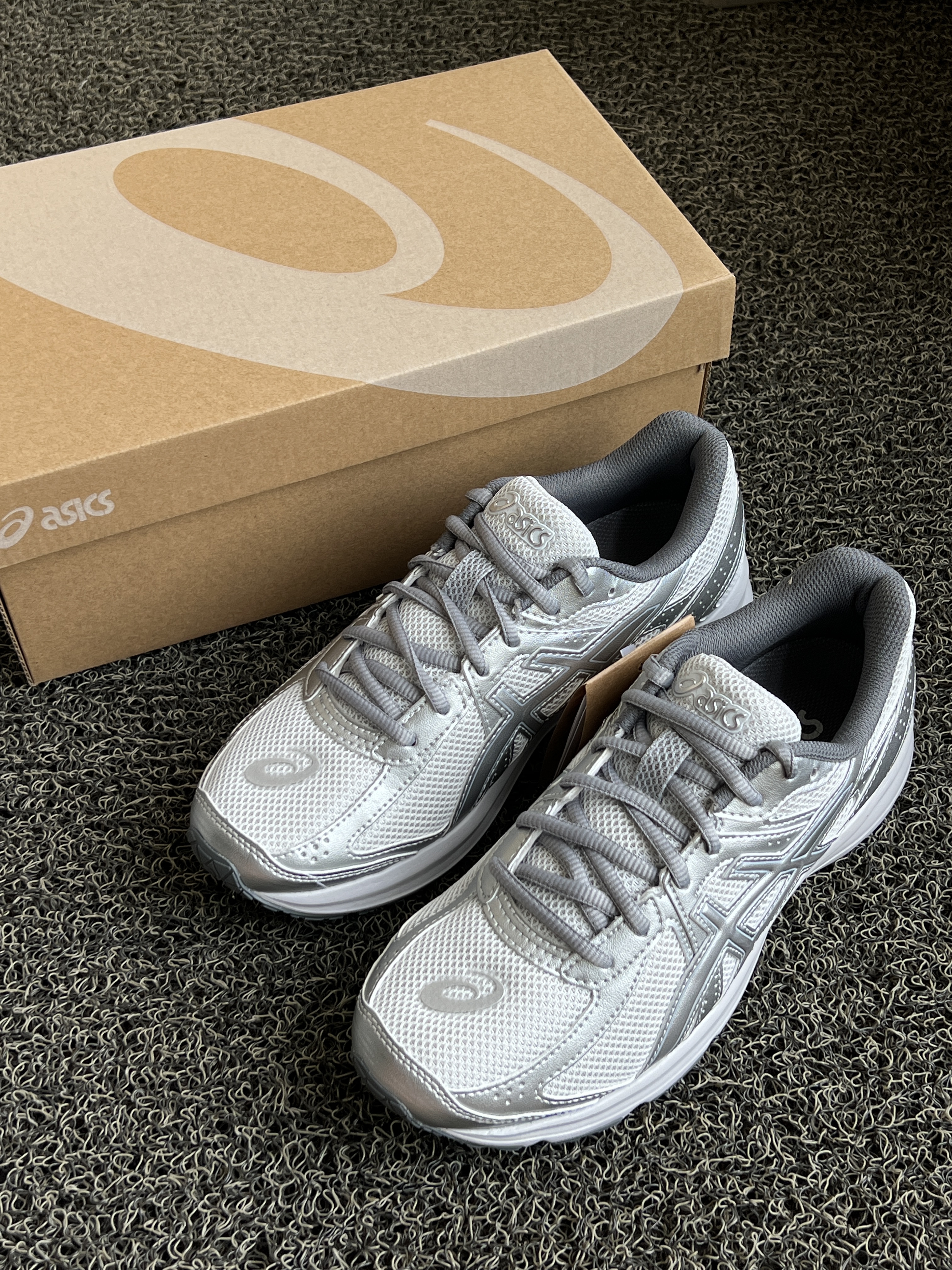Asics Jog 100 S SMU Glacier Grey Pure Silver - 2E Wide 착용 스타일 - 1