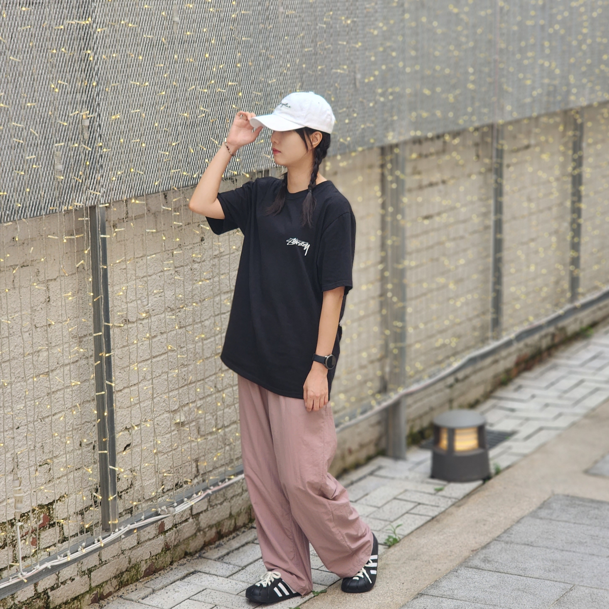 Adidas Adilette Clog Black White, Stussy Sphinx T-shirt Black 착용 스타일 - 3