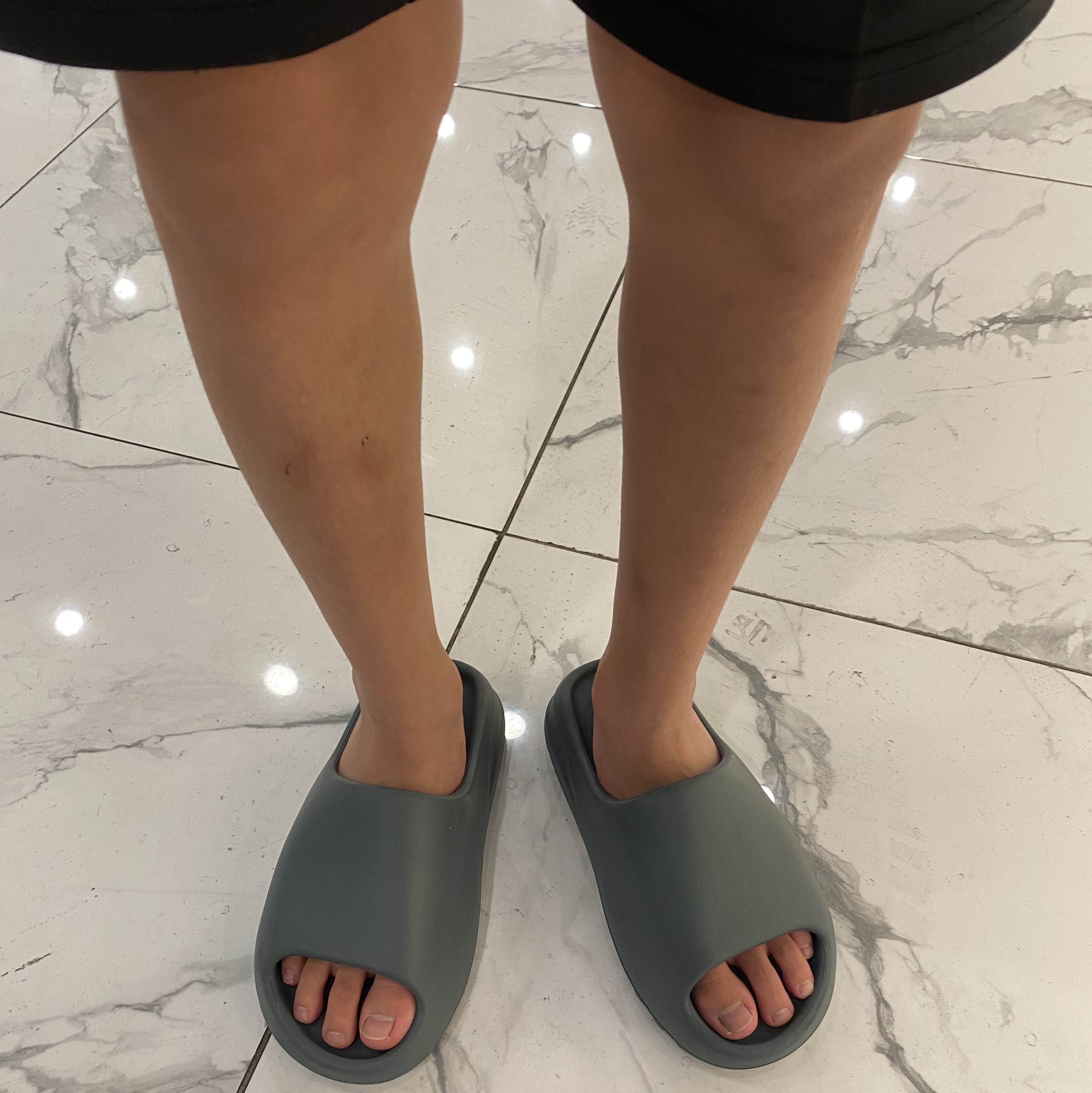 Adidas Yeezy Slide Slate Marine 착용 스타일