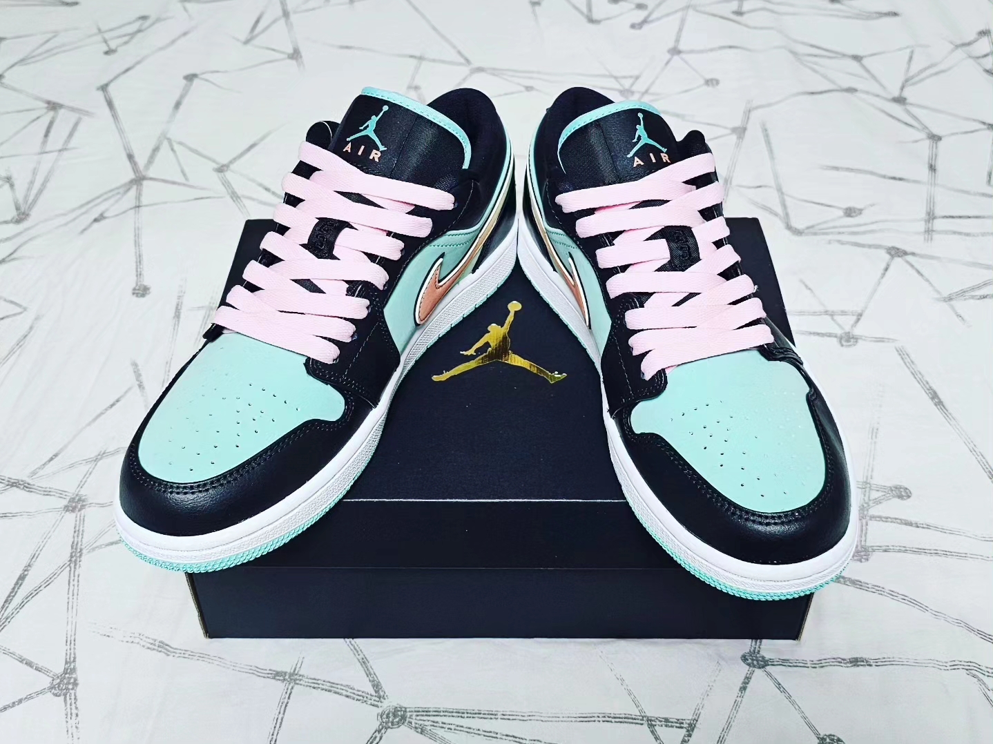 Jordan 1 Low SE Tropical Twist 착용 스타일 - 3
