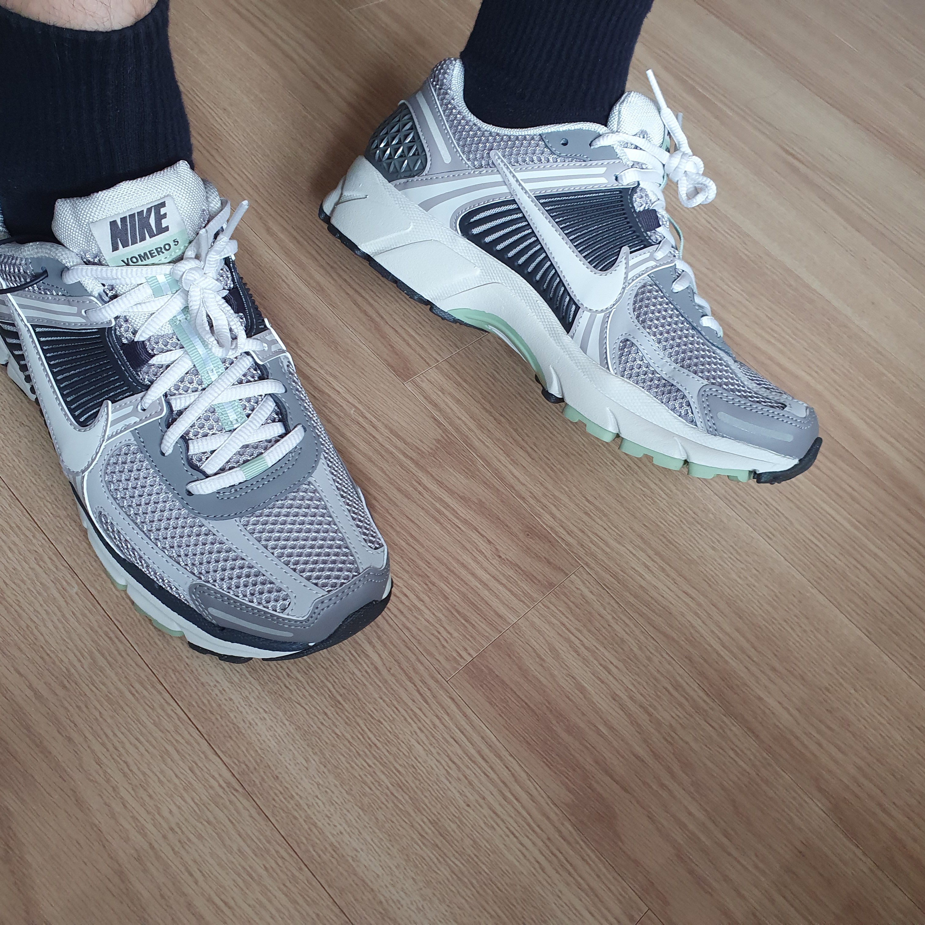 (W) Nike Zoom Vomero 5 Cobblestone and Flat Pewter 착용 스타일