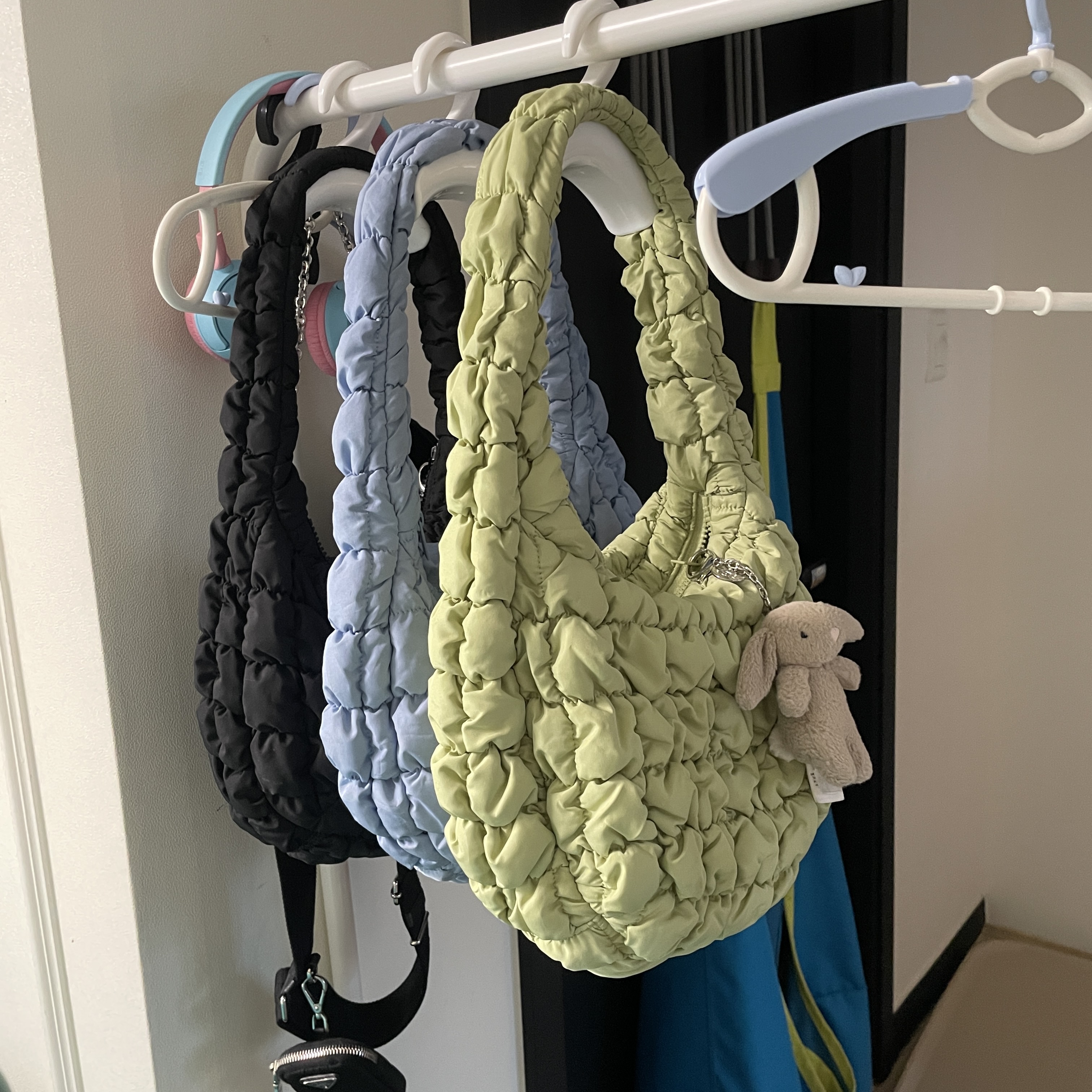 COS Quilted Mini Bag Light Green, COS Quilted Mini Bag Light Blue 착용 스타일