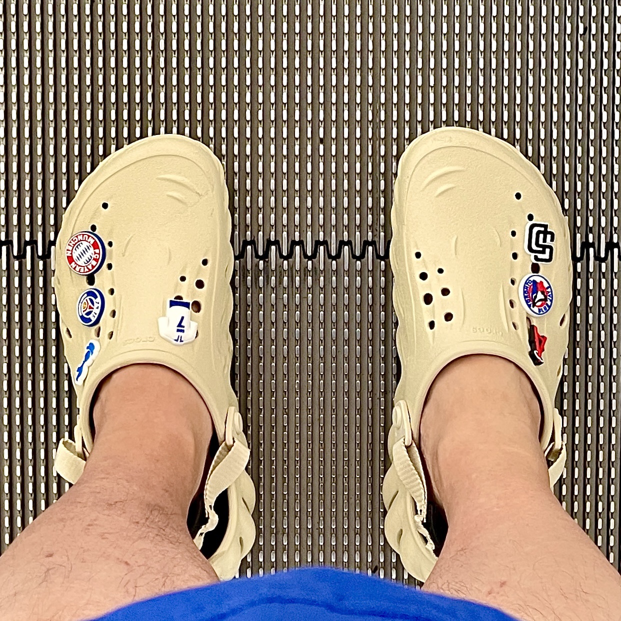 Crocs Echo Clog Bone Black 착용 스타일 - 5