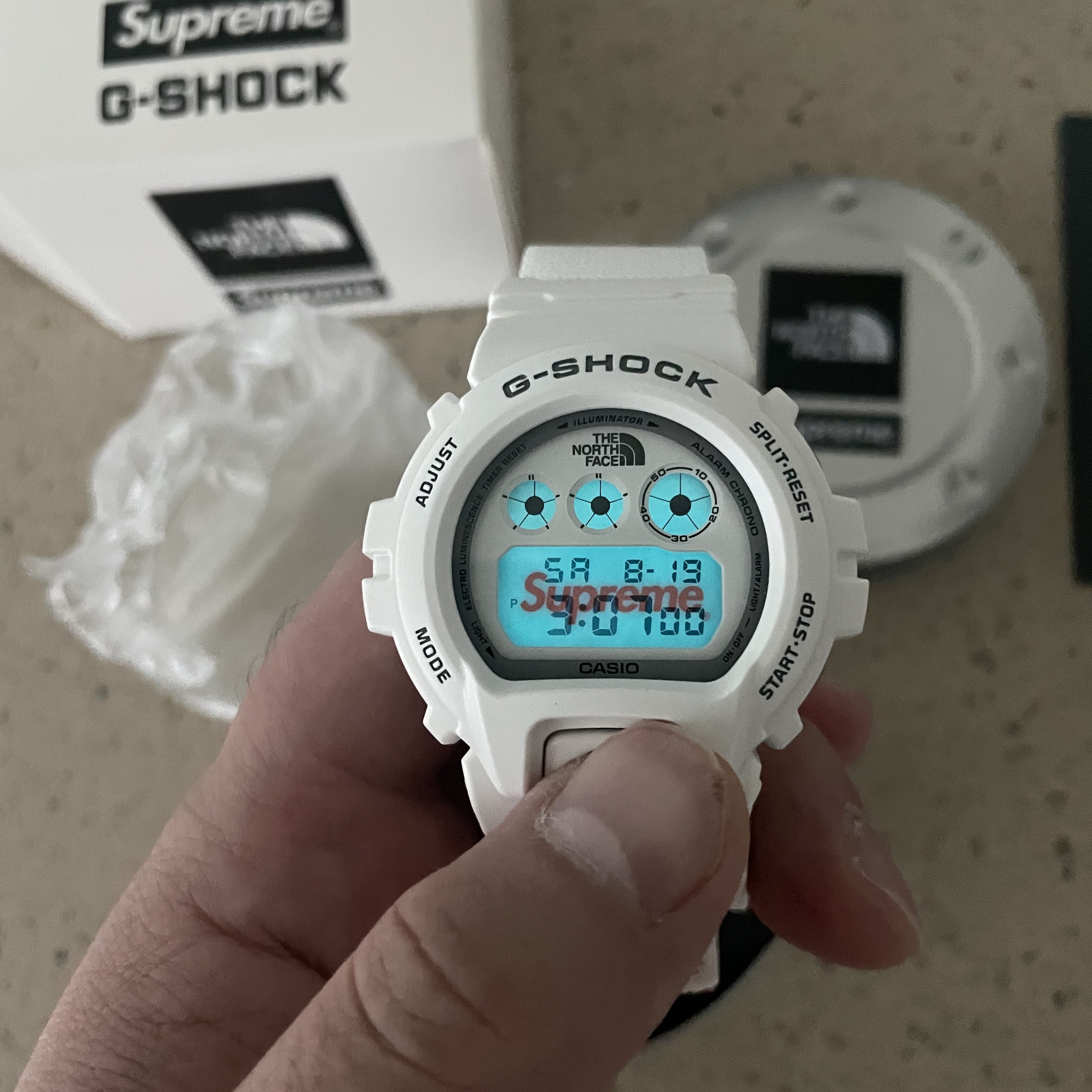 Casio G-Shock x Supreme x The North Face DW-6900 White 착용 스타일 - 4