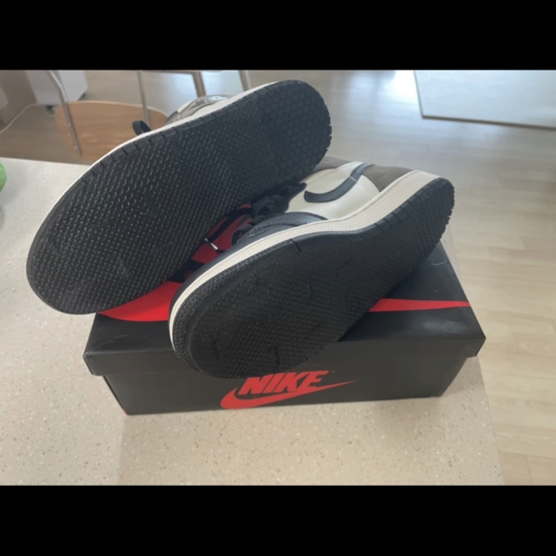 Jordan 1 Retro High OG Black Mocha 착용 스타일 - 3