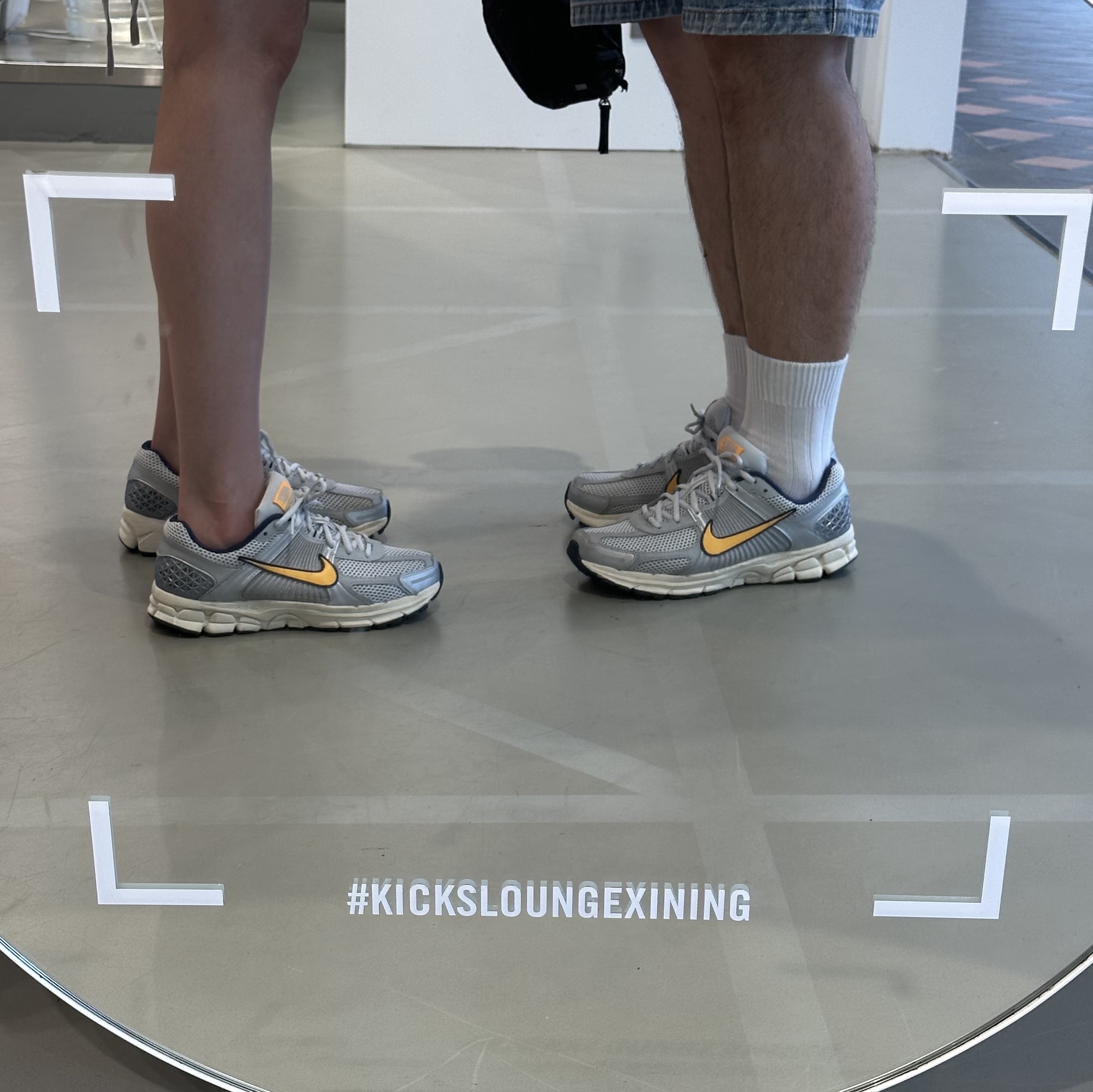 Nike Zoom Vomero 5 Pure Platinum and Laser Orange 착용 스타일