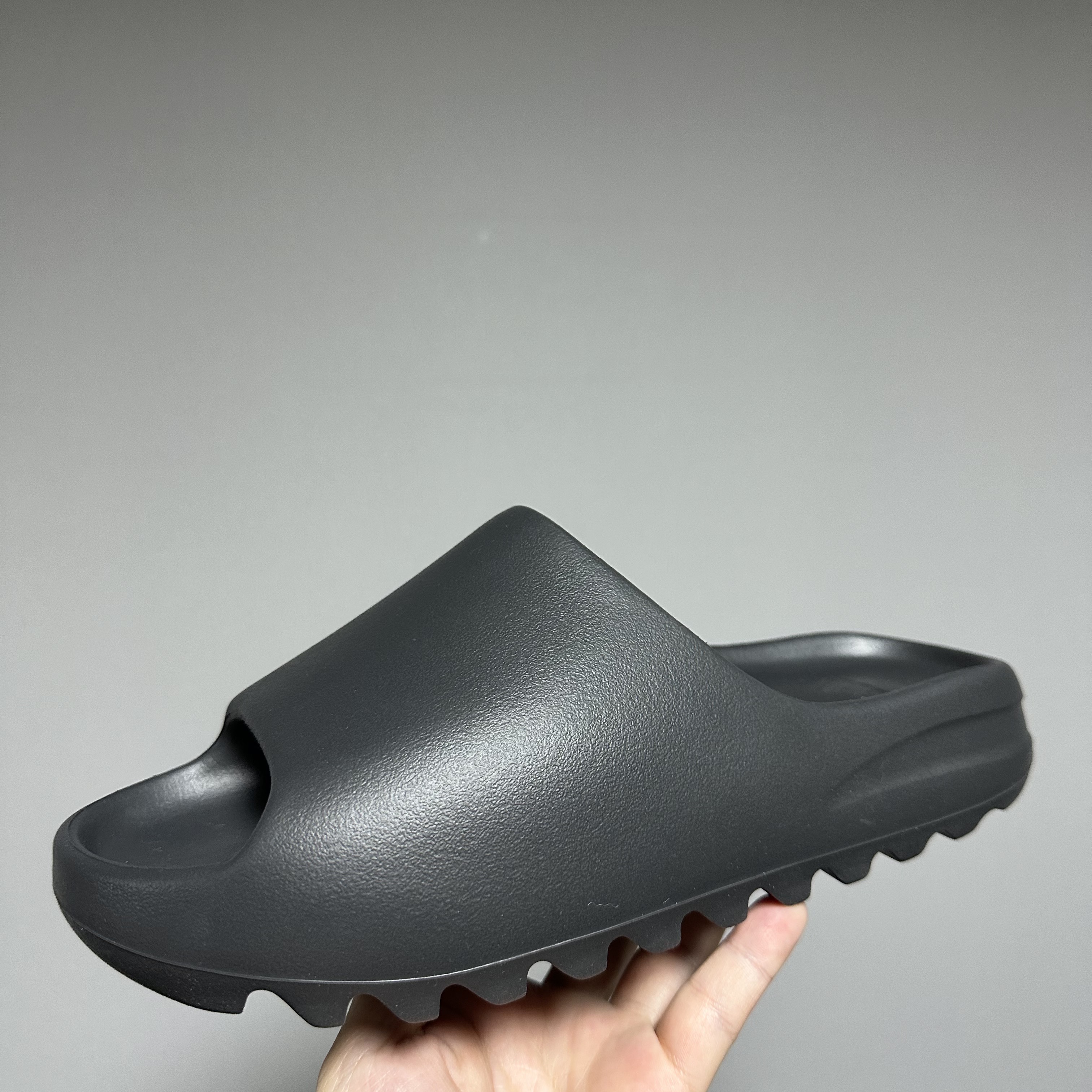 Adidas Yeezy Slide Onyx 착용 스타일 - 1