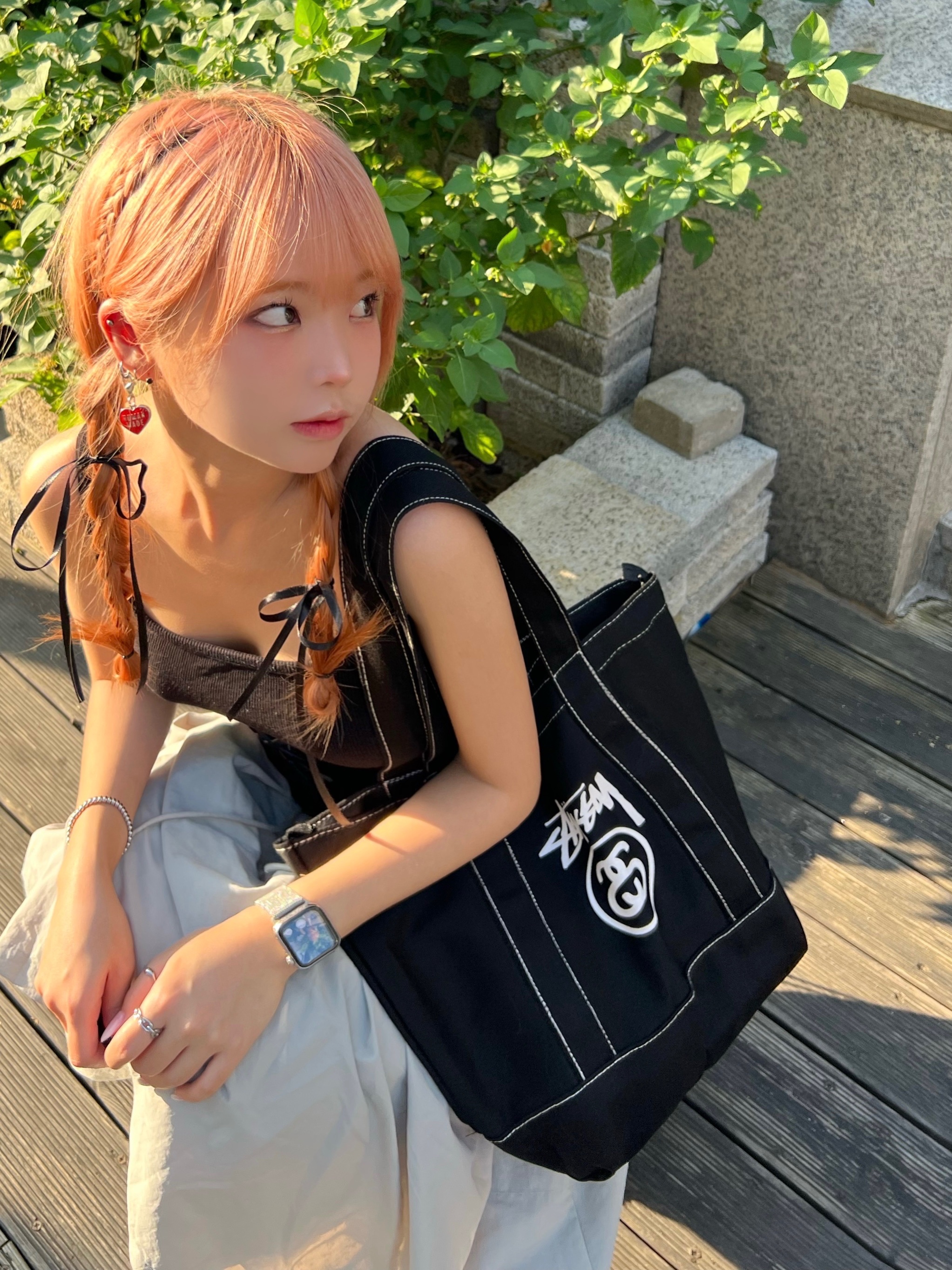Stussy Canvas Extra Large Tote Bag Washed Black 착용 스타일 - 1