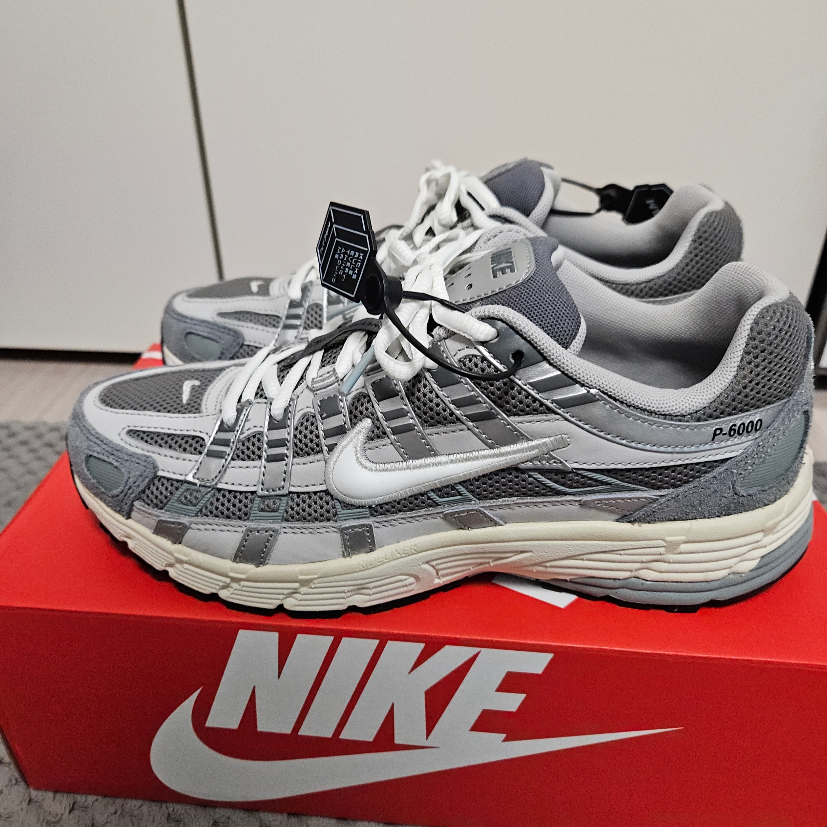 Nike P-6000 Flat Pewter Light Iron Ore 착용 스타일 - 1