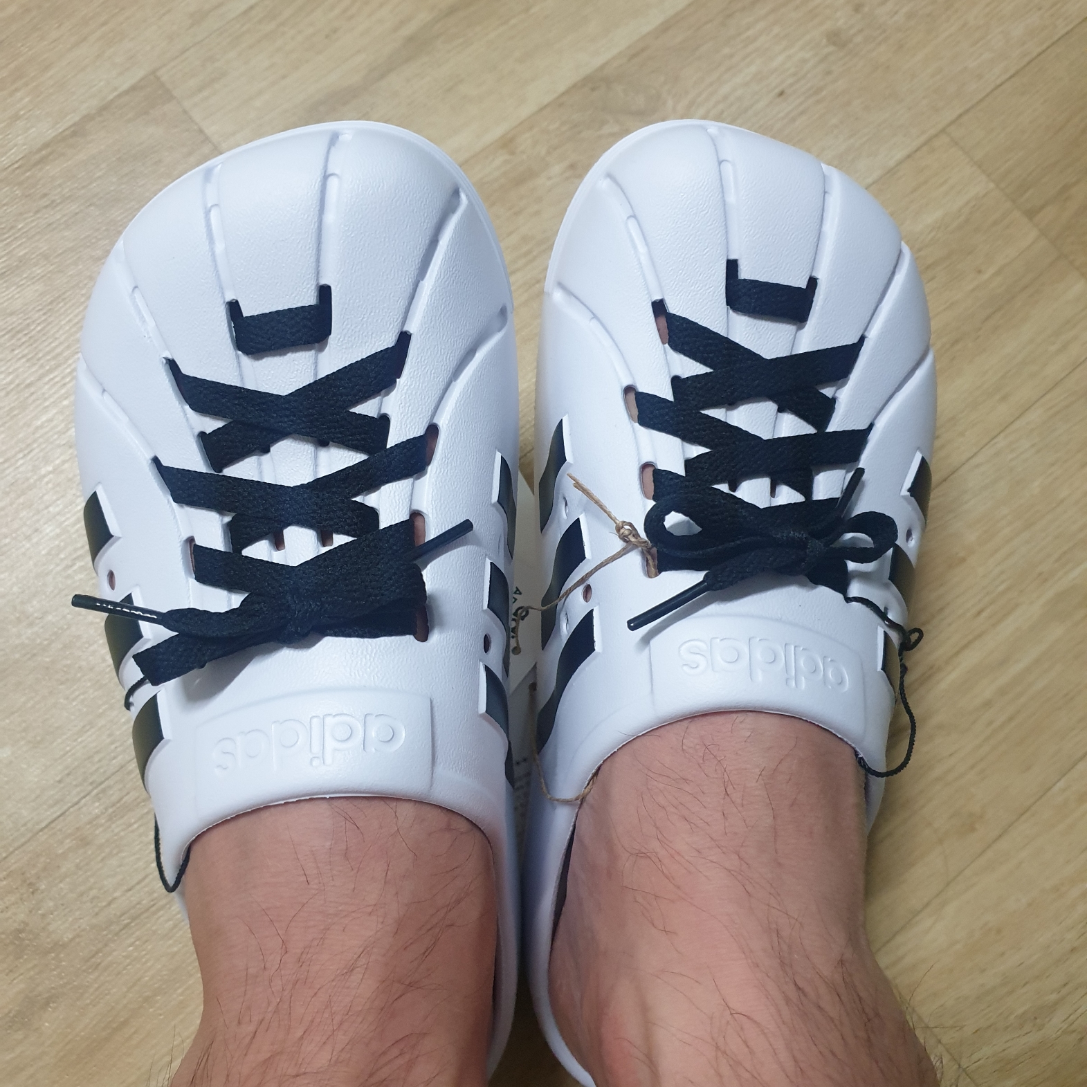 Adidas Adilette Clog White Black 착용 스타일