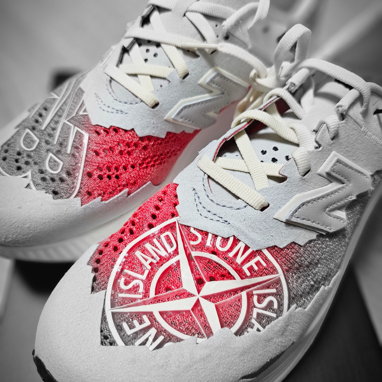 New Balance x Stone Island x Tokyo Design Studio FuelCell RC Elite v2 SI Red 착용 스타일 - 2