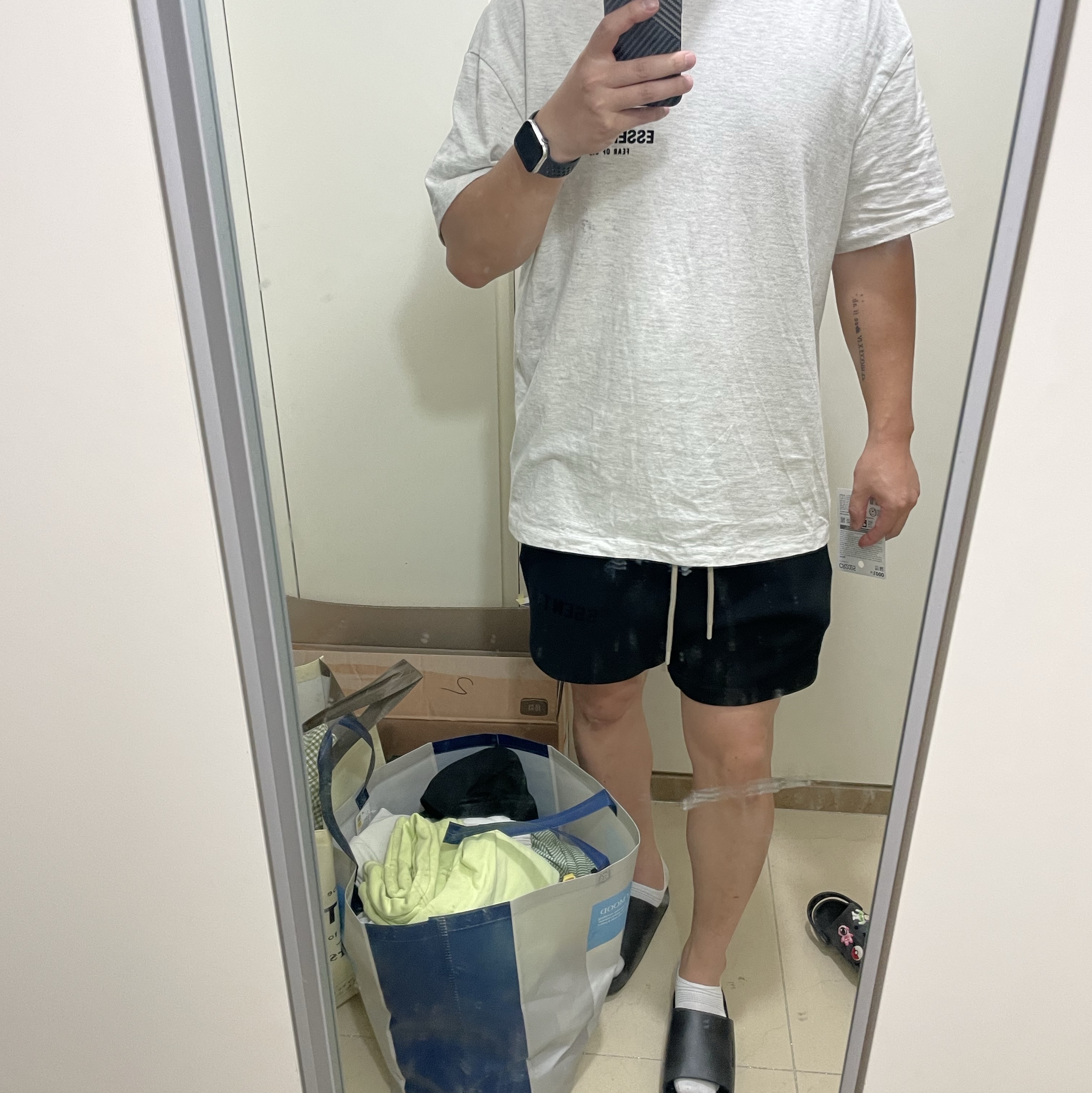 Essentials The Black Collection Sweatshorts Black - 23SS, Essentials The Core Collection T-Shirt Light Oatmeal 착용 스타일