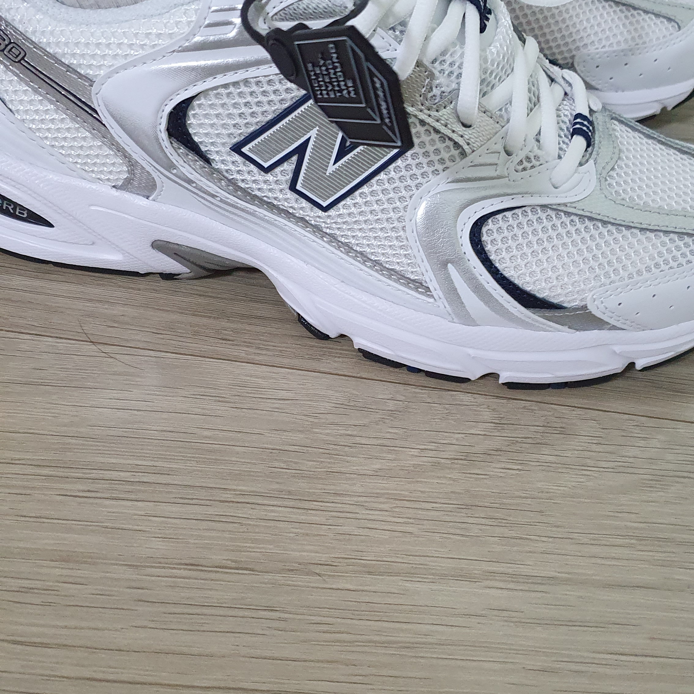 New Balance 530 White 착용 스타일 - 2