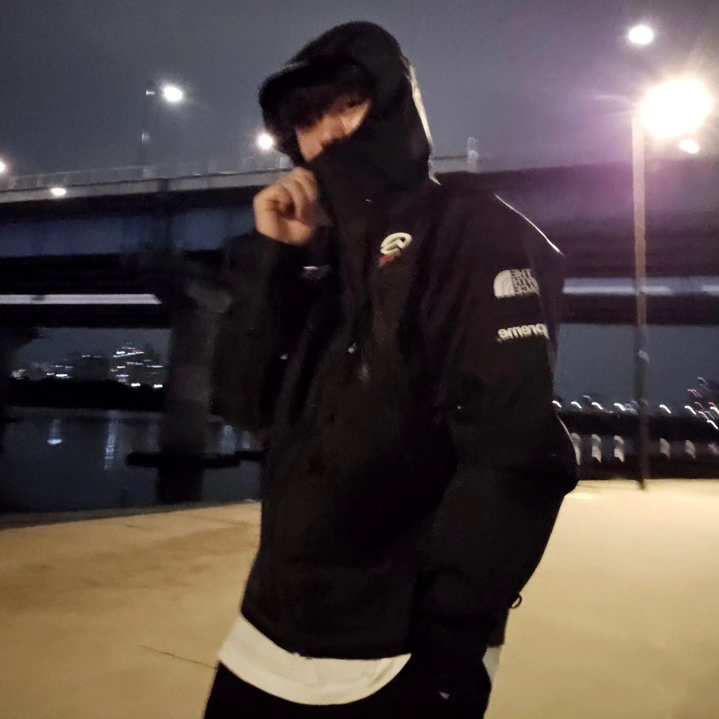 Supreme x The North Face Summit Series Outer Tape Seam Jacket Black - 21SS, Vivienne Westwood Mini Bas Relief Pendant Silver 착용 스타일 - 2