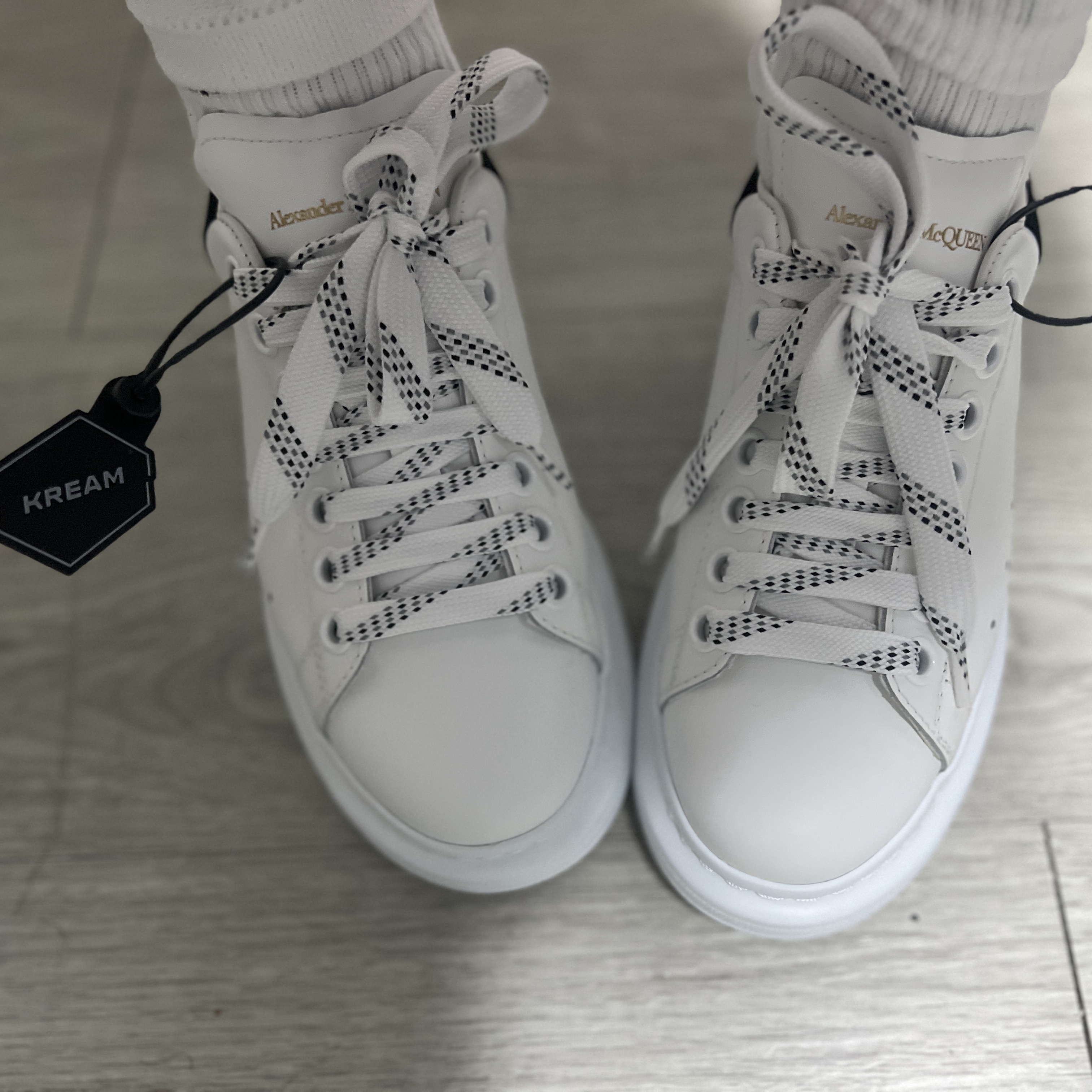 (W) Alexander McQueen Oversized Sneakers White Black 착용 스타일 - 2