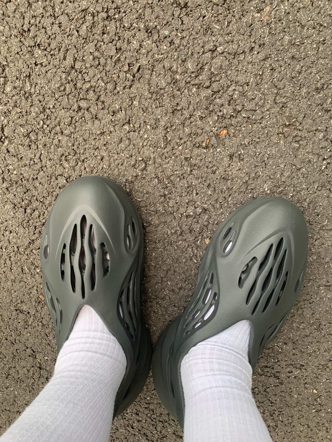 Adidas Yeezy Foam RNNR Carbon 착용 스타일