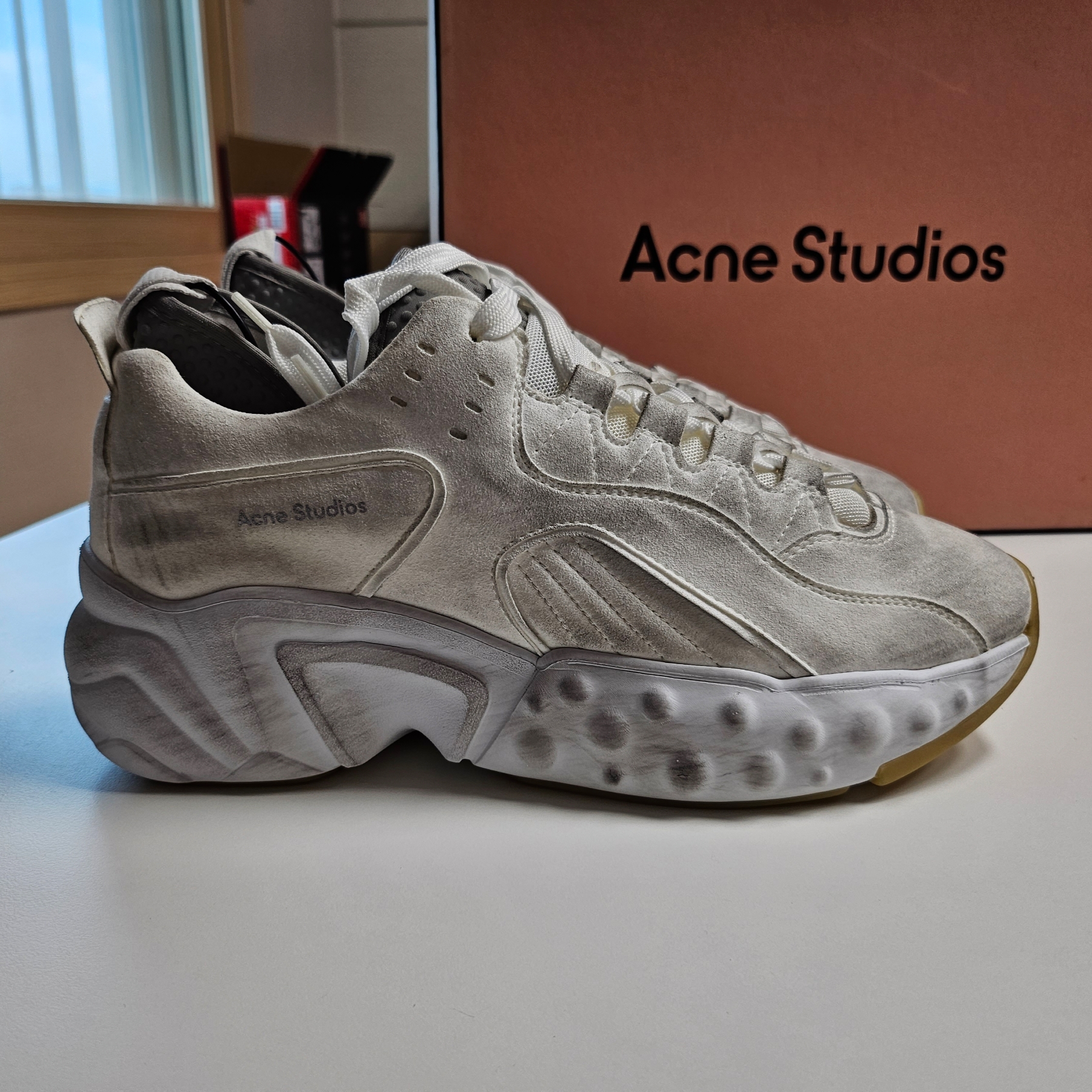 Acne Studios Rockaway Tumbled Sneakers White 착용 스타일