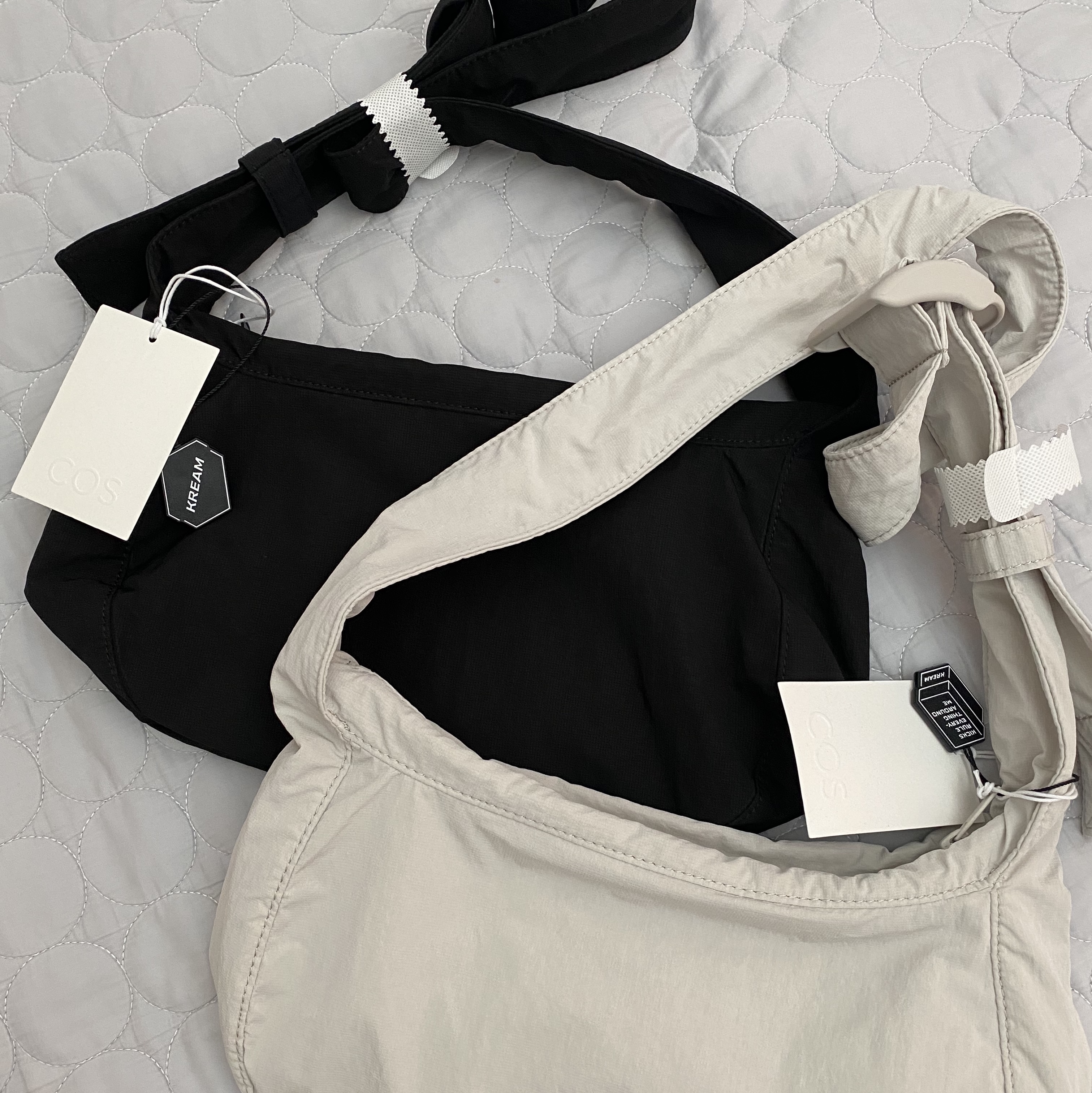 COS Nylon Crossbody Saddle Bag Black, COS Nylon Crossbody Saddle Bag Light Grey Stone 착용 스타일