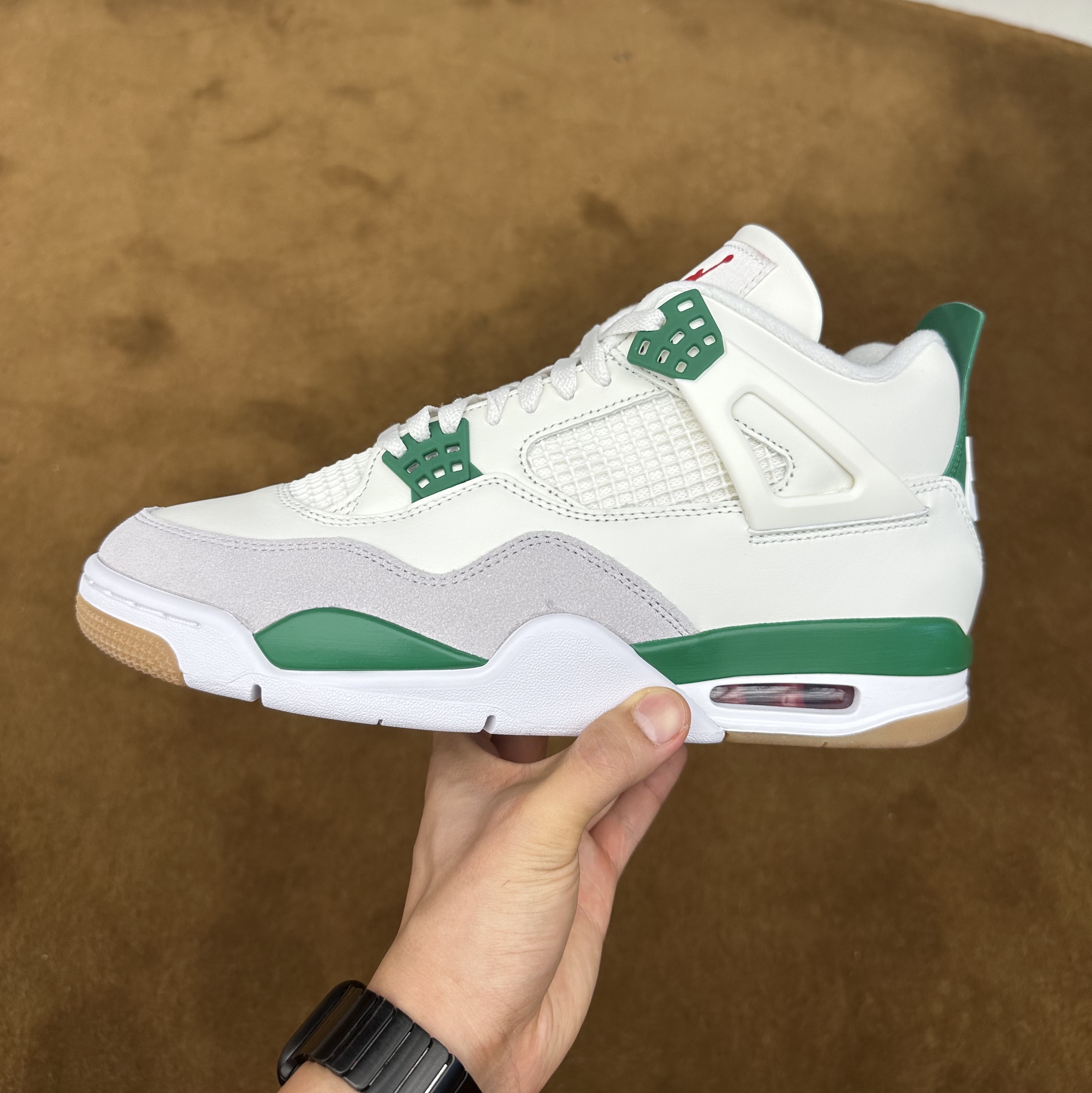 Jordan 4 x Nike SB Retro SP Pine Green 착용 스타일