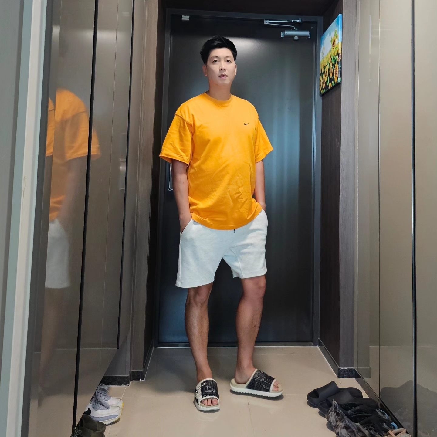 Nike Asuna Slide Pale Ivory Rattan, Nike x Kim Jones Oversized T-Shirt Circuit Orange - US/EU 착용 스타일 - 1