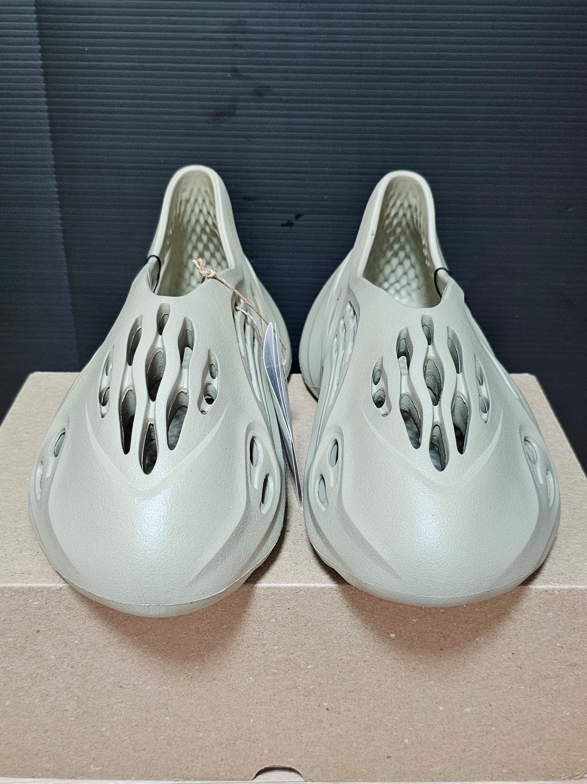 Adidas Yeezy Foam RNNR Stone Salt 착용 스타일 - 1