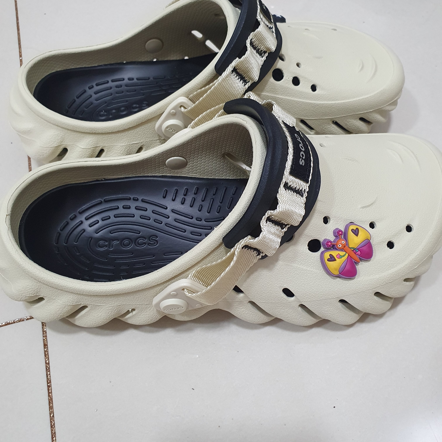 Crocs Echo Clog Bone Black 착용 스타일 - 1