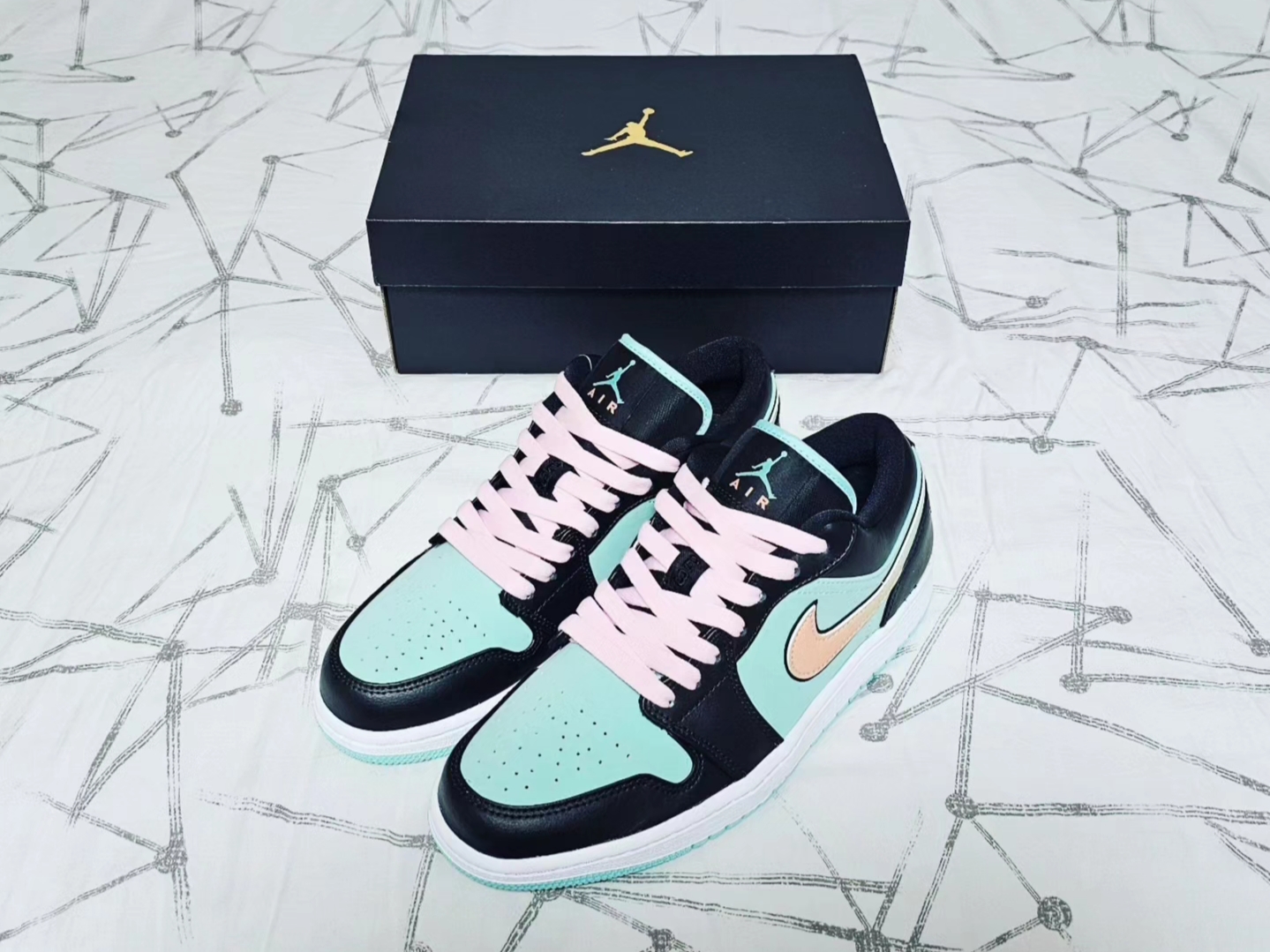 Jordan 1 Low SE Tropical Twist 착용 스타일 - 1