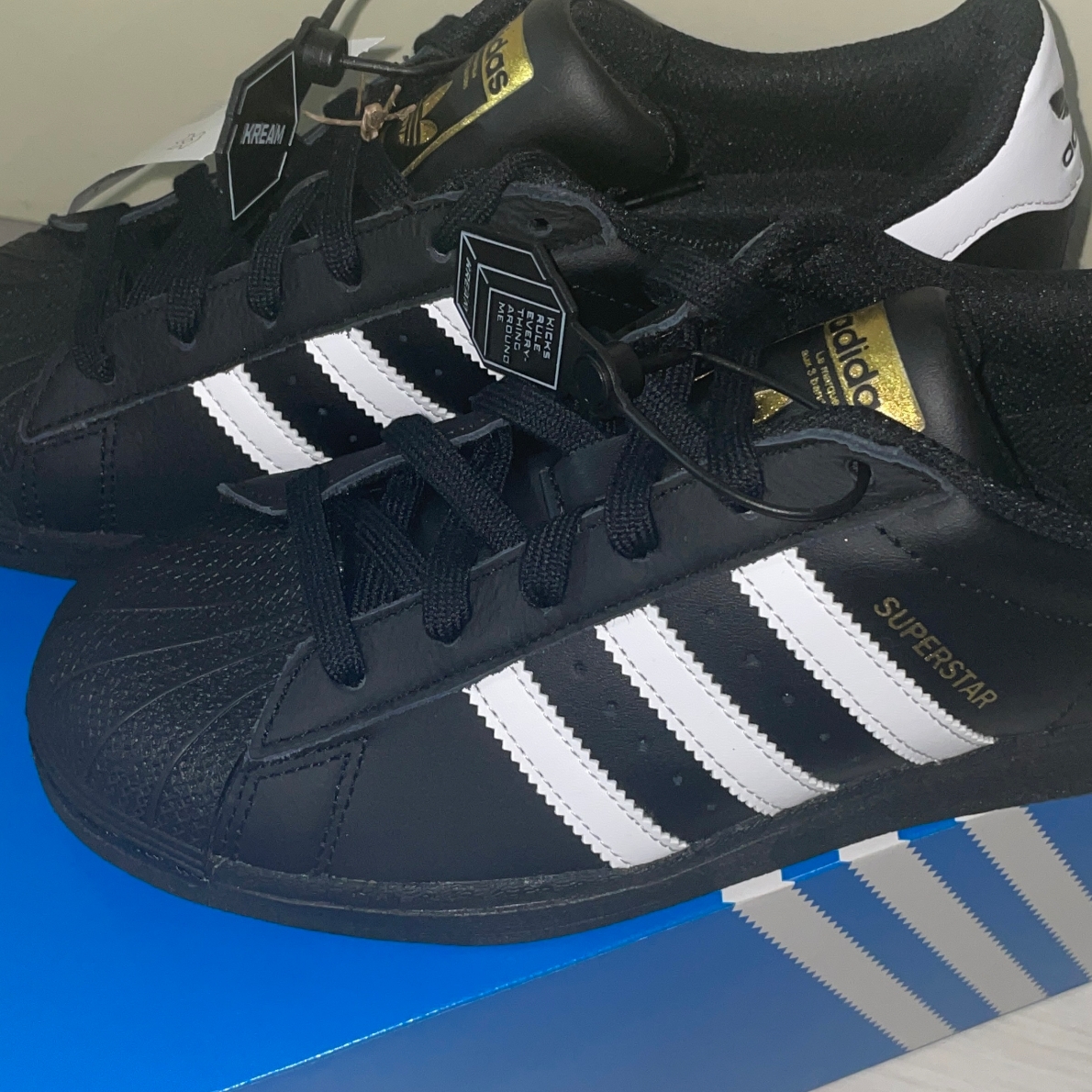 Adidas Superstar Core Black White 착용 스타일