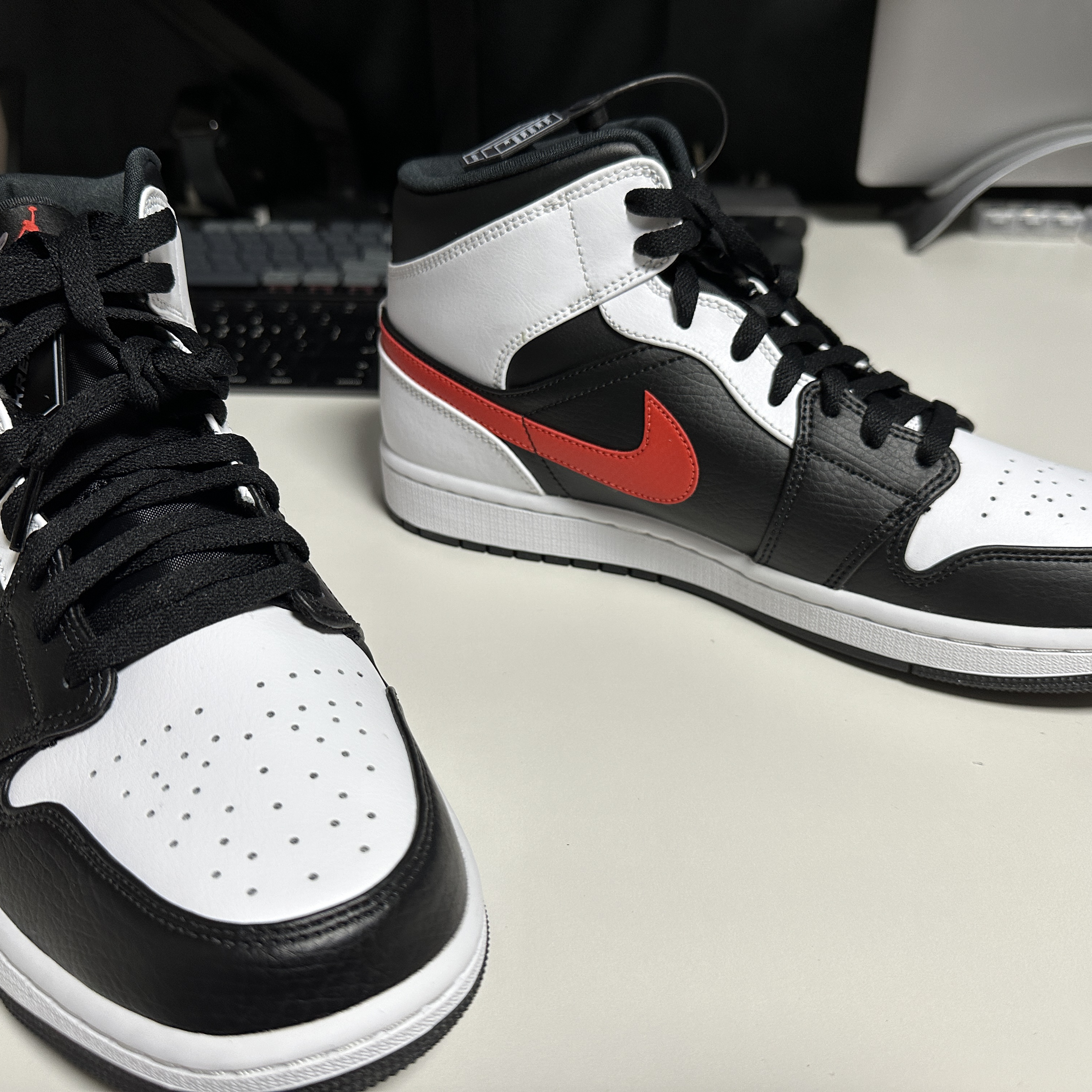 Jordan 1 Mid Black Chile Red 착용 스타일