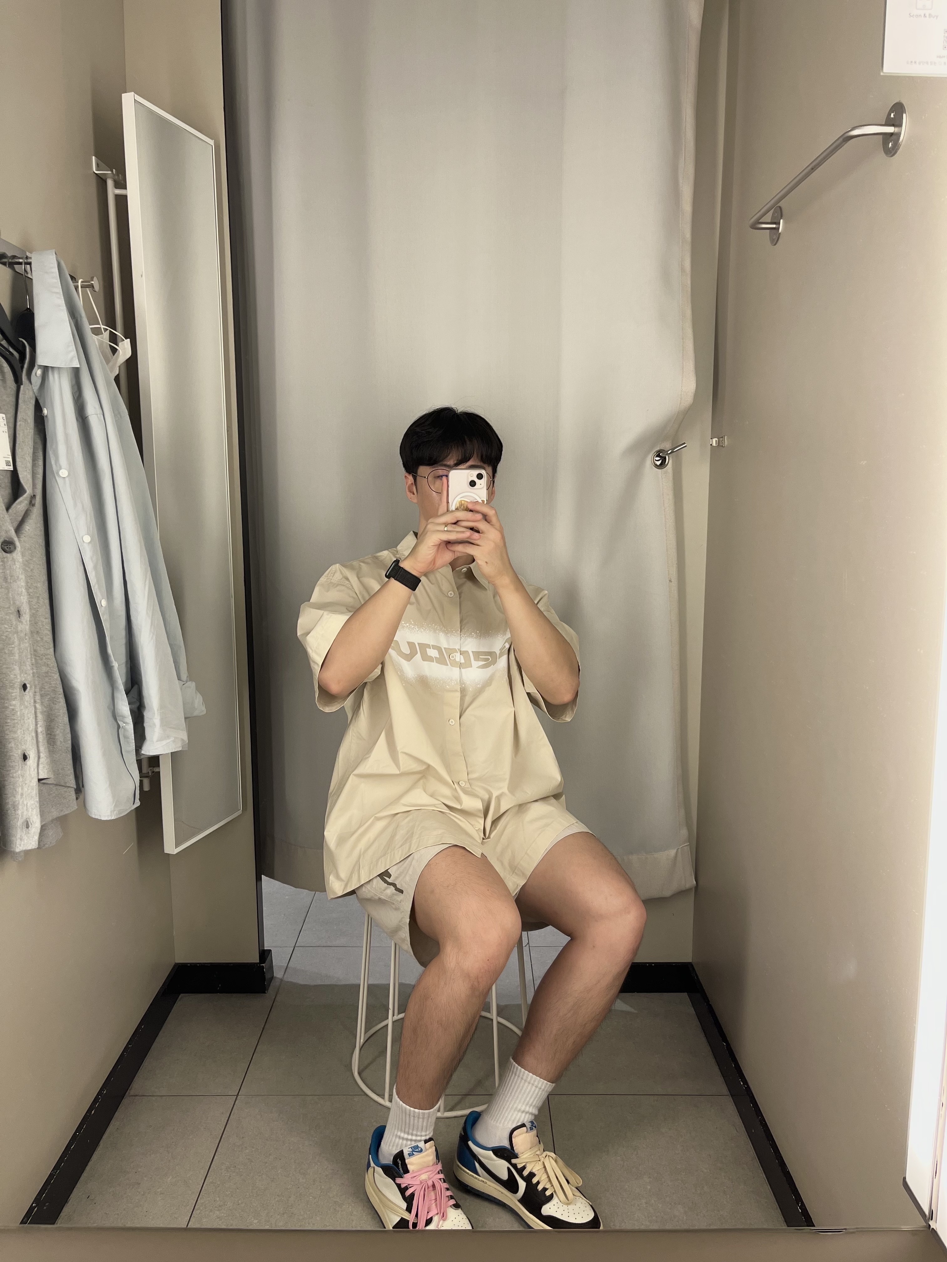 Stussy x Our Legacy Work Shop Water Shorts Taupe, Jordan 1 x Travis Scott x Fragment Retro Low OG SP Military Blue 착용 스타일