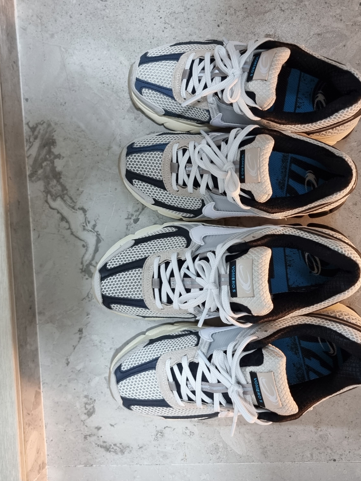 Nike Zoom Vomero 5 Light Bone and Black 착용 스타일