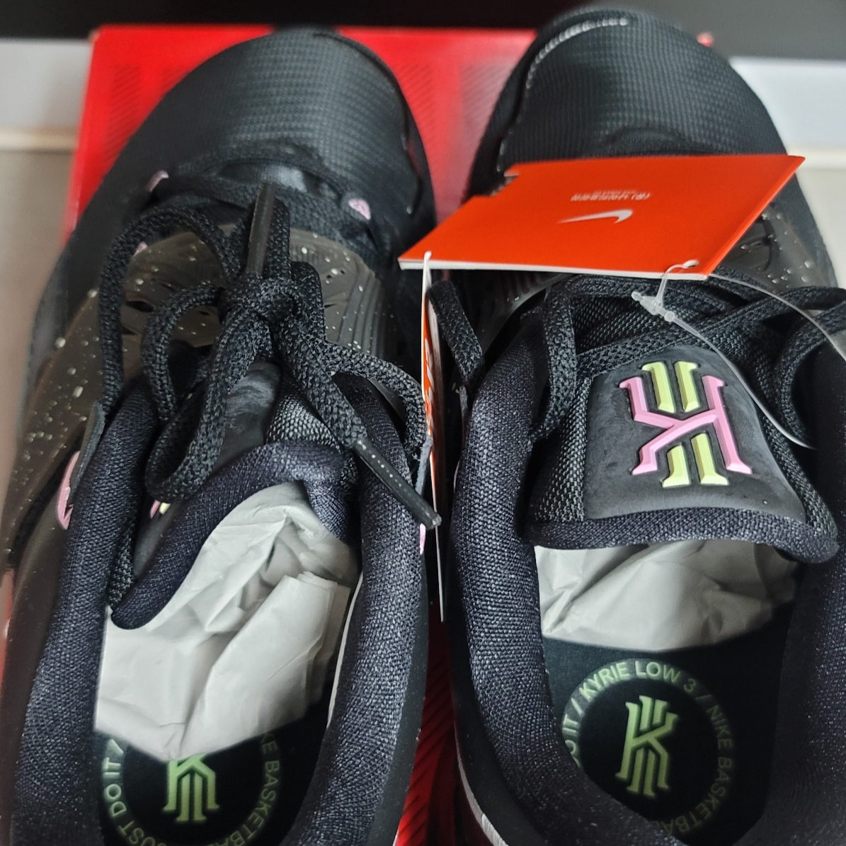 Nike Kyrie Low 3 EP Black Metallic Silver 착용 스타일 - 3