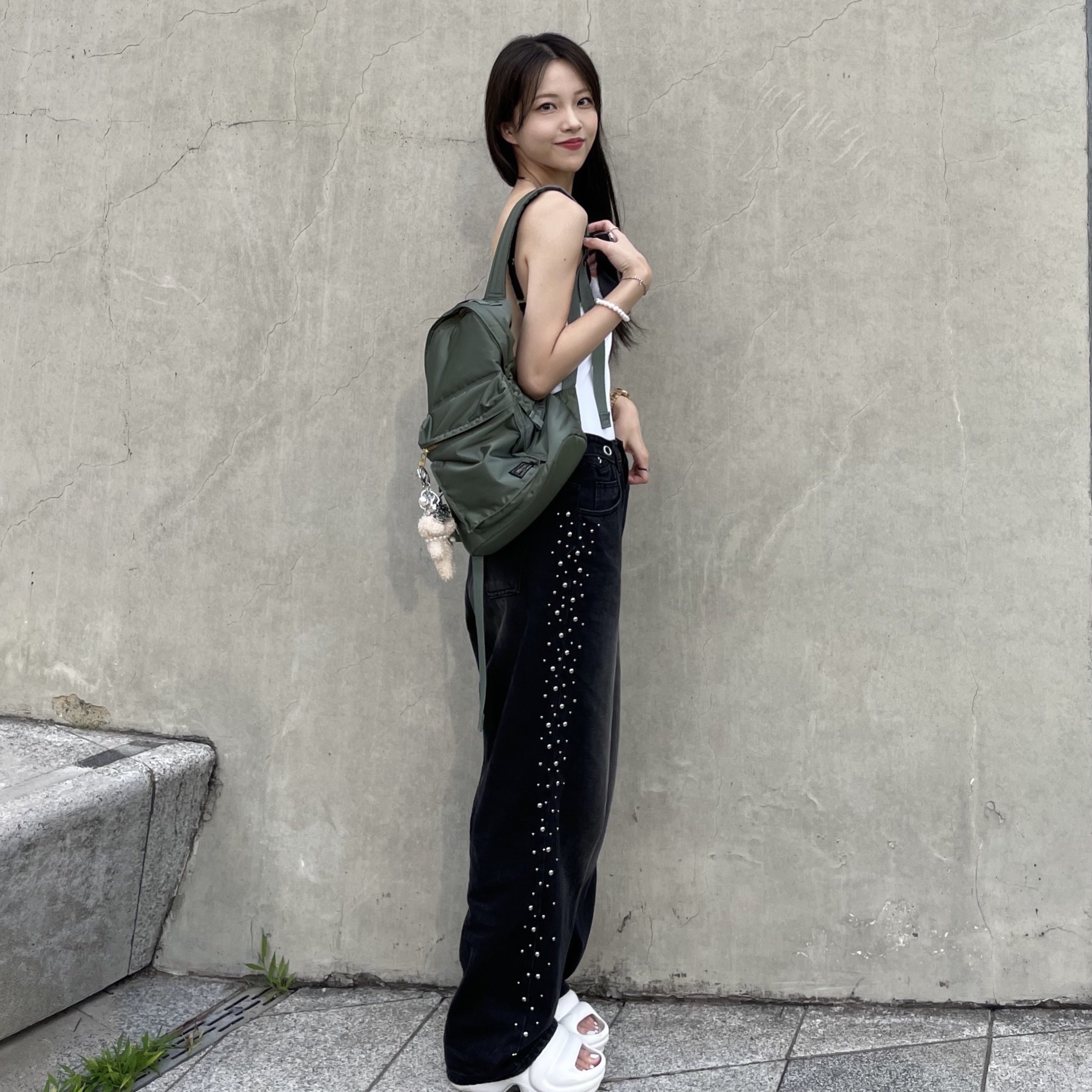 (W) UGG Aww Yeah Sandal Bright White, Porter Tanker Backpack Sage Green 착용 스타일 - 2