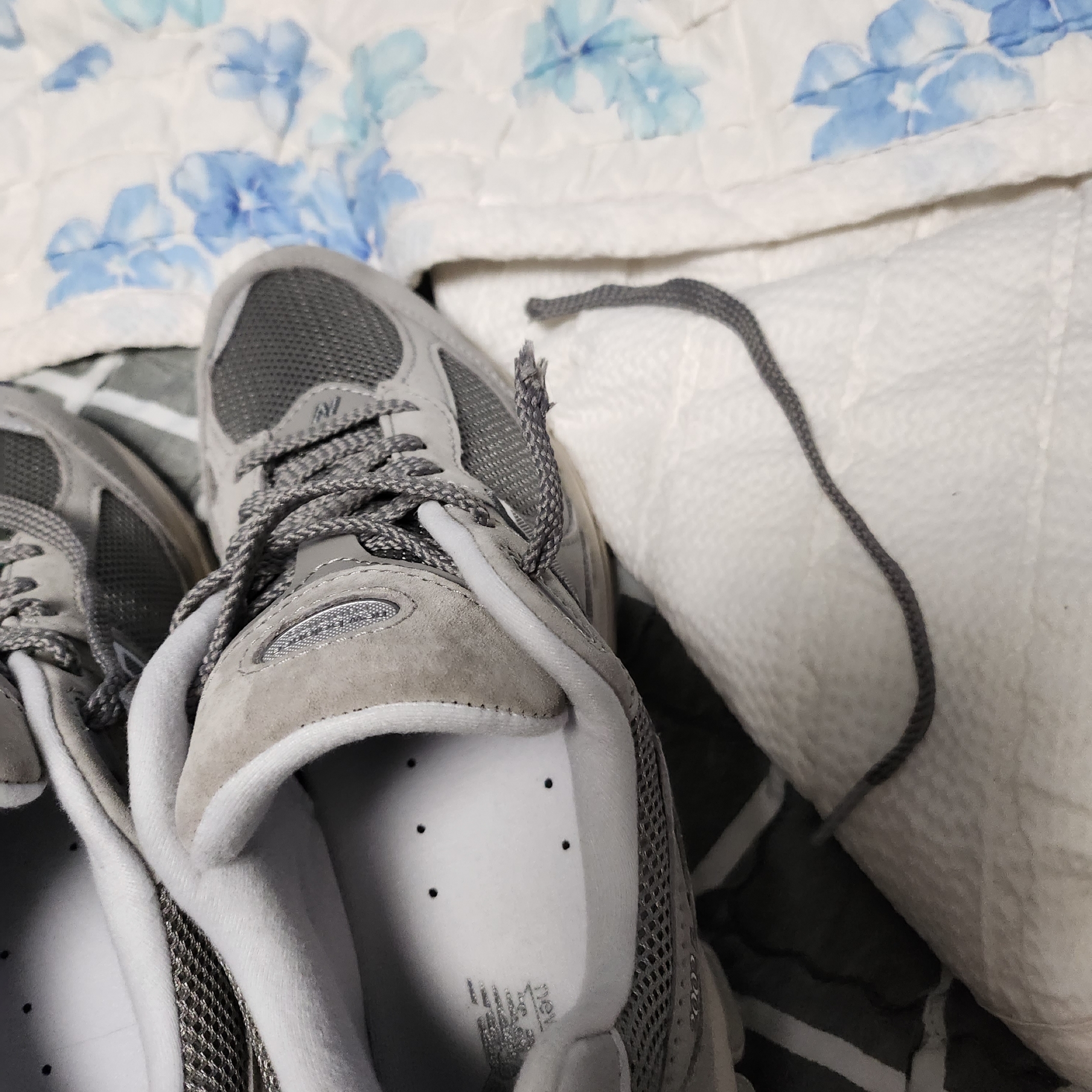 New Balance 2002R Grey 착용 스타일