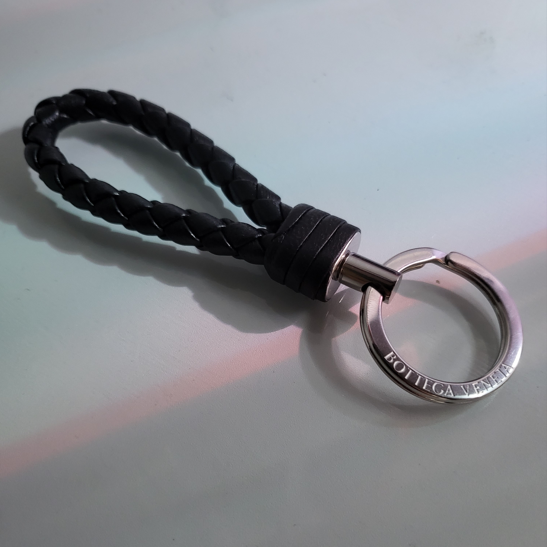 Bottega Veneta Leather Keyring Black 착용 스타일