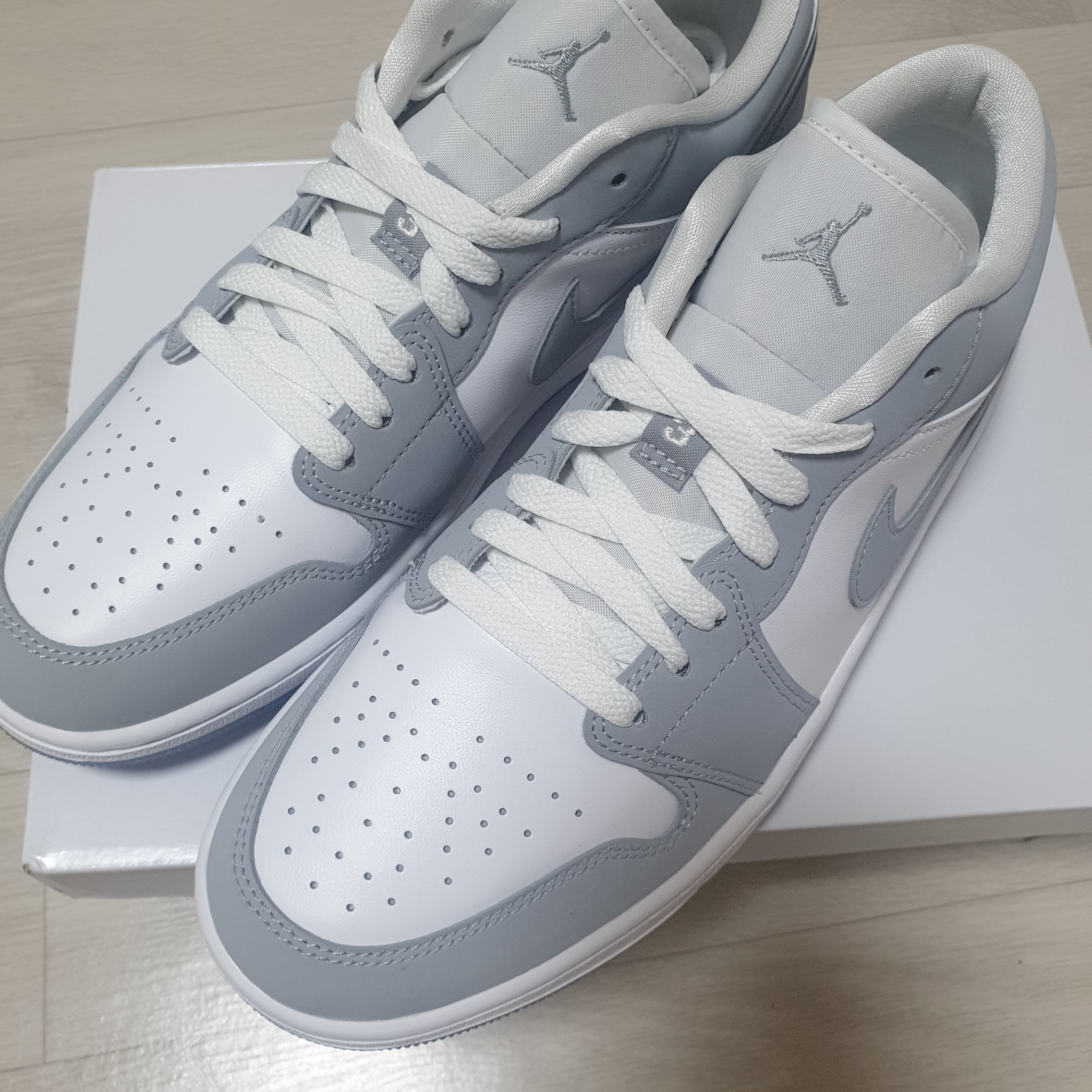 (W) Jordan 1 Low White Wolf Grey 착용 스타일 - 1