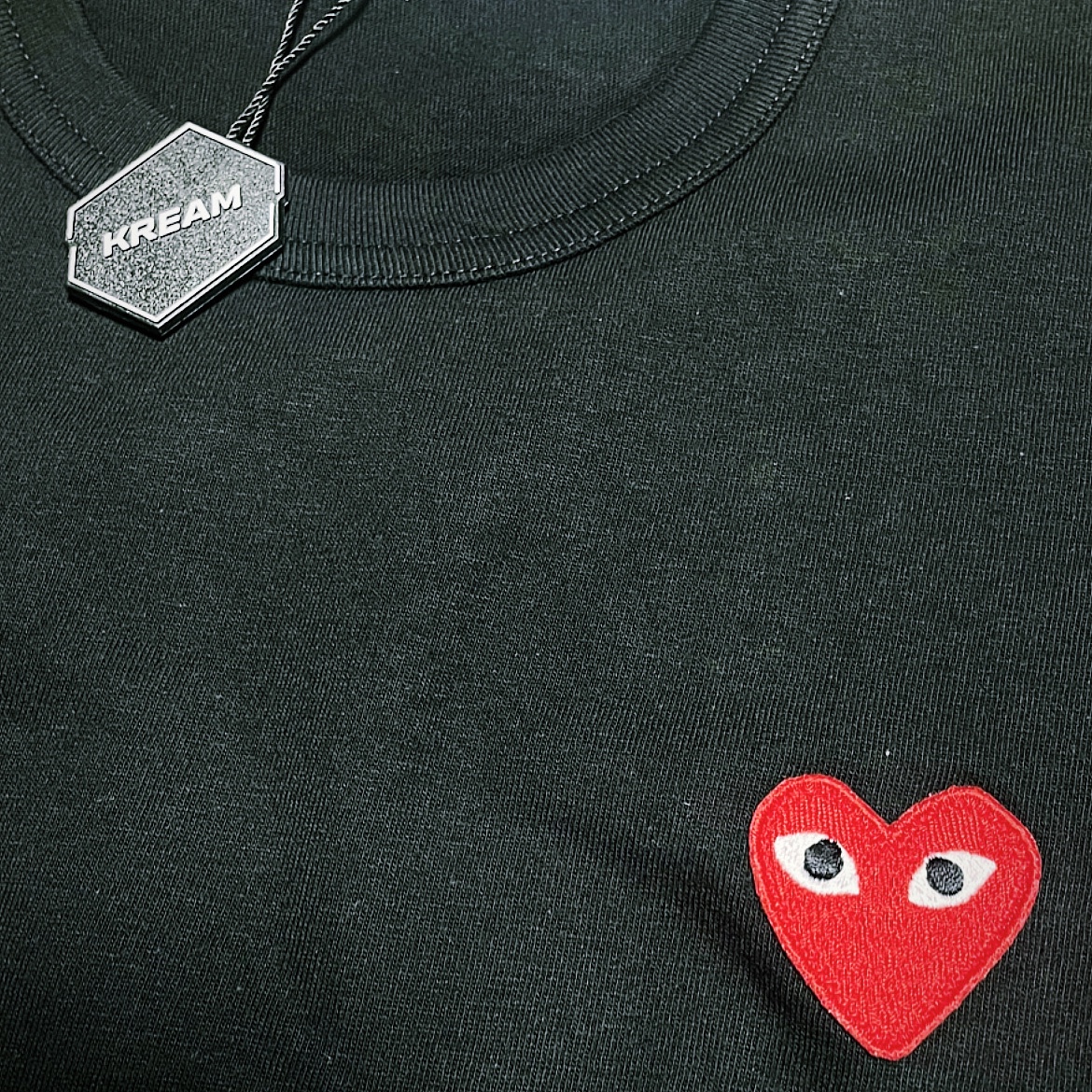 Play Comme des Garcons Red Heart T-Shirt Black 착용 스타일