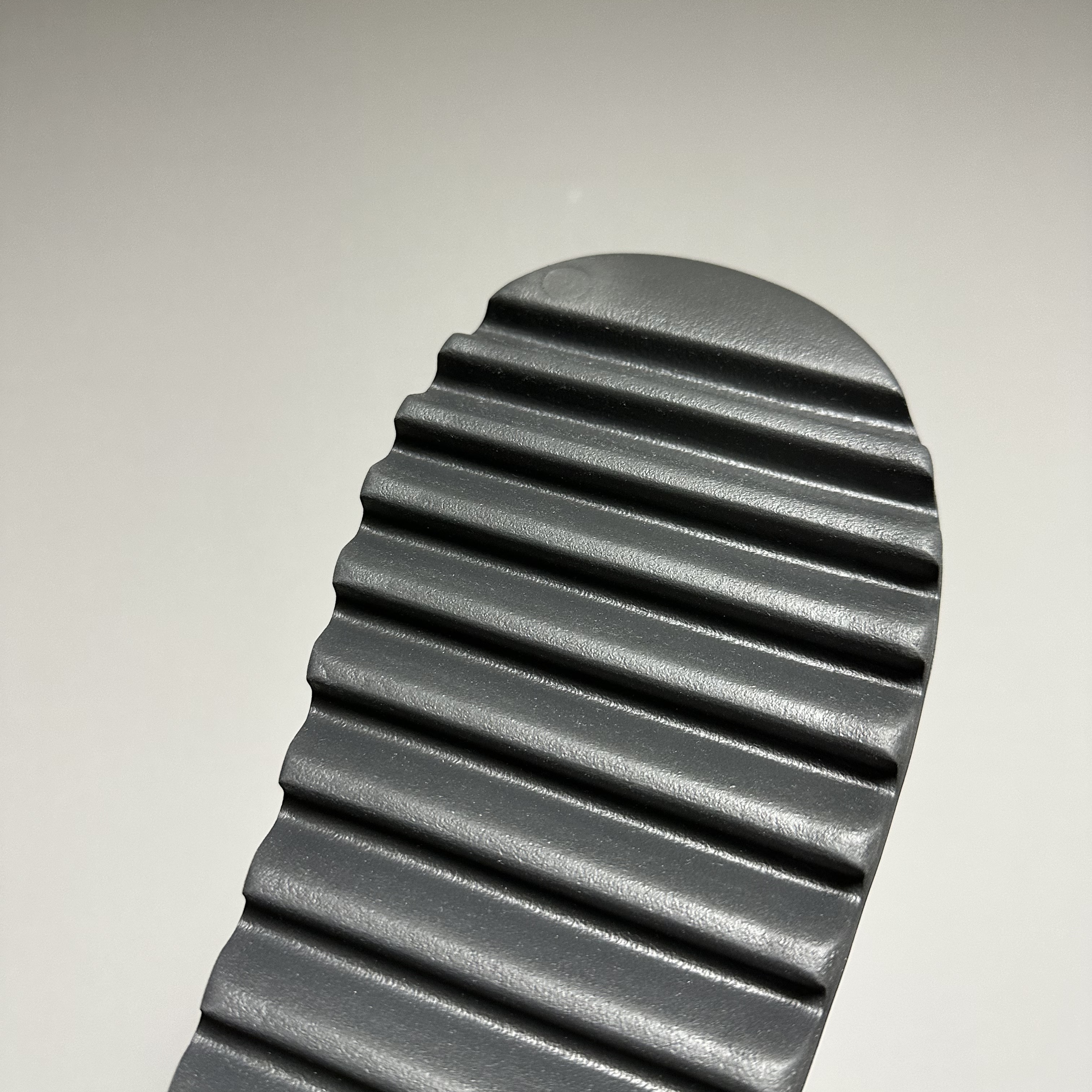Adidas Yeezy Slide Onyx 착용 스타일 - 3