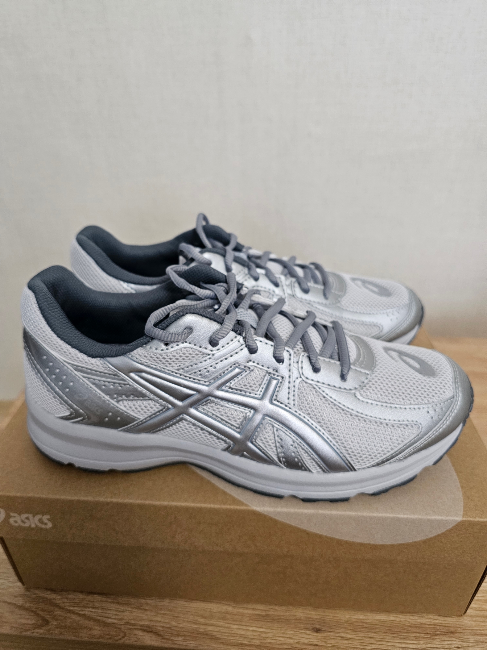 Asics Jog 100 S SMU Glacier Grey Pure Silver - 2E Wide 착용 스타일 - 2