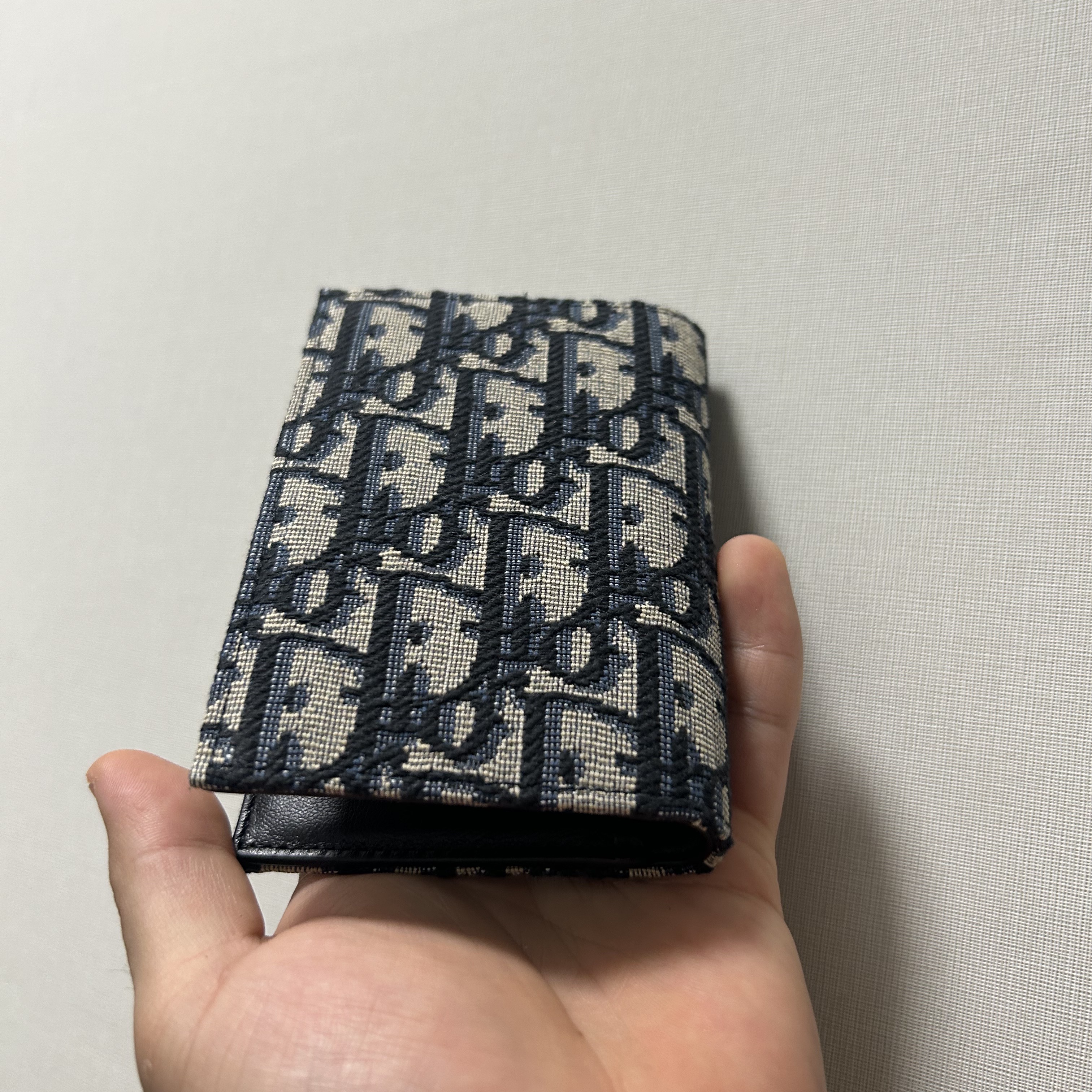 Dior Bi-Fold Card Holder Beige & Black Dior Oblique Jacquard 착용 스타일 - 2