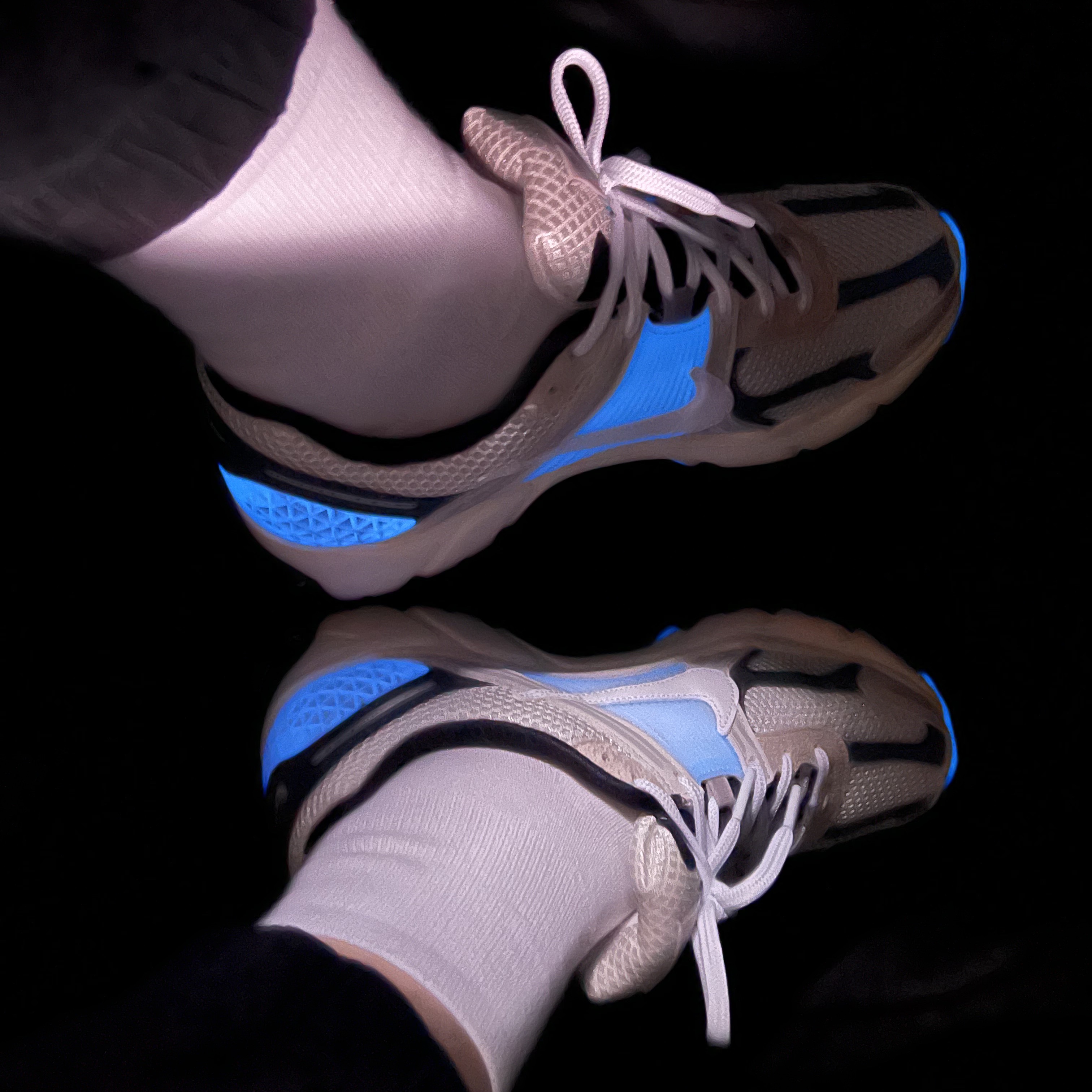 Nike Zoom Vomero 5 Light Bone and Black 착용 스타일 - 2