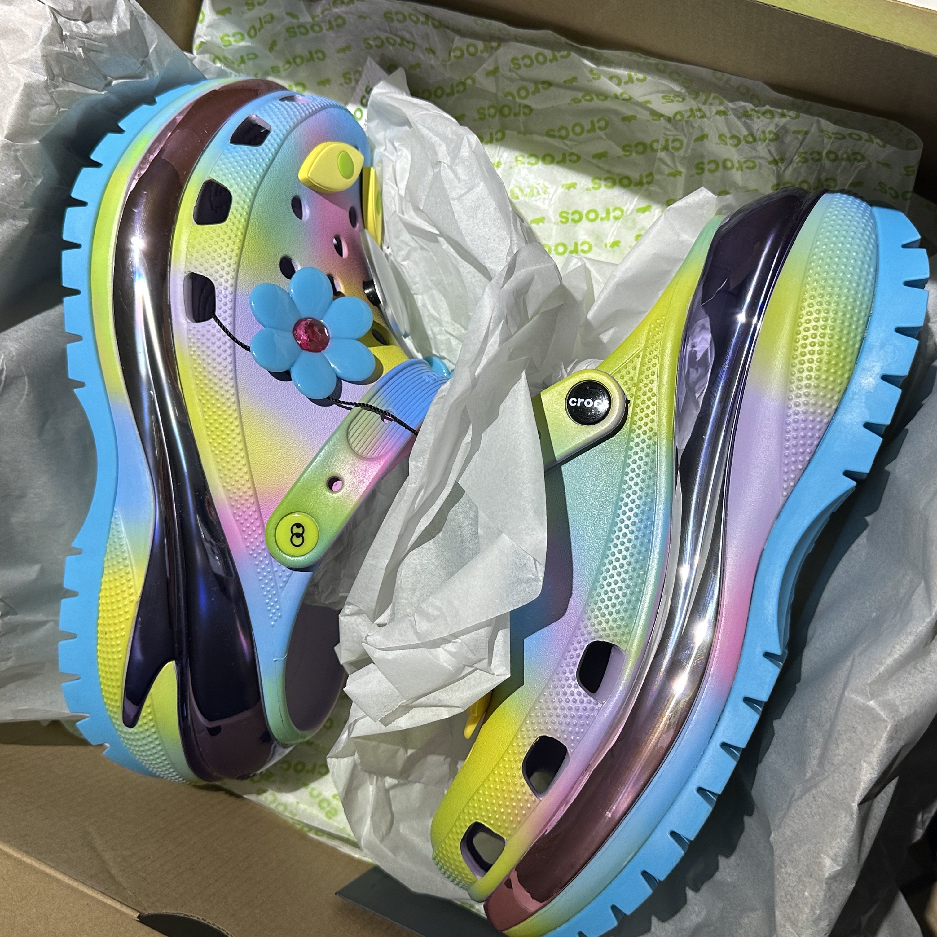 Crocs x Lazy Oaf Mega Crush Clog Multi 착용 스타일 - 2