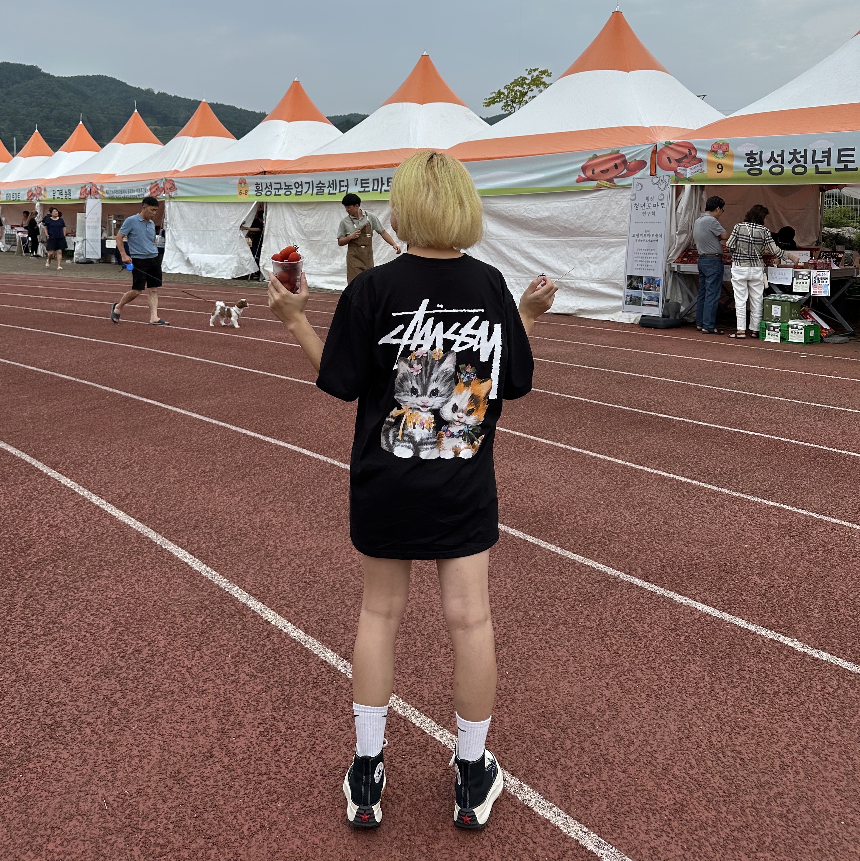 Stussy Kittens T-Shirt Black, Prada Re-Edition 2005 Re-Nylon Shoulder Bag Black 착용 스타일 - 3