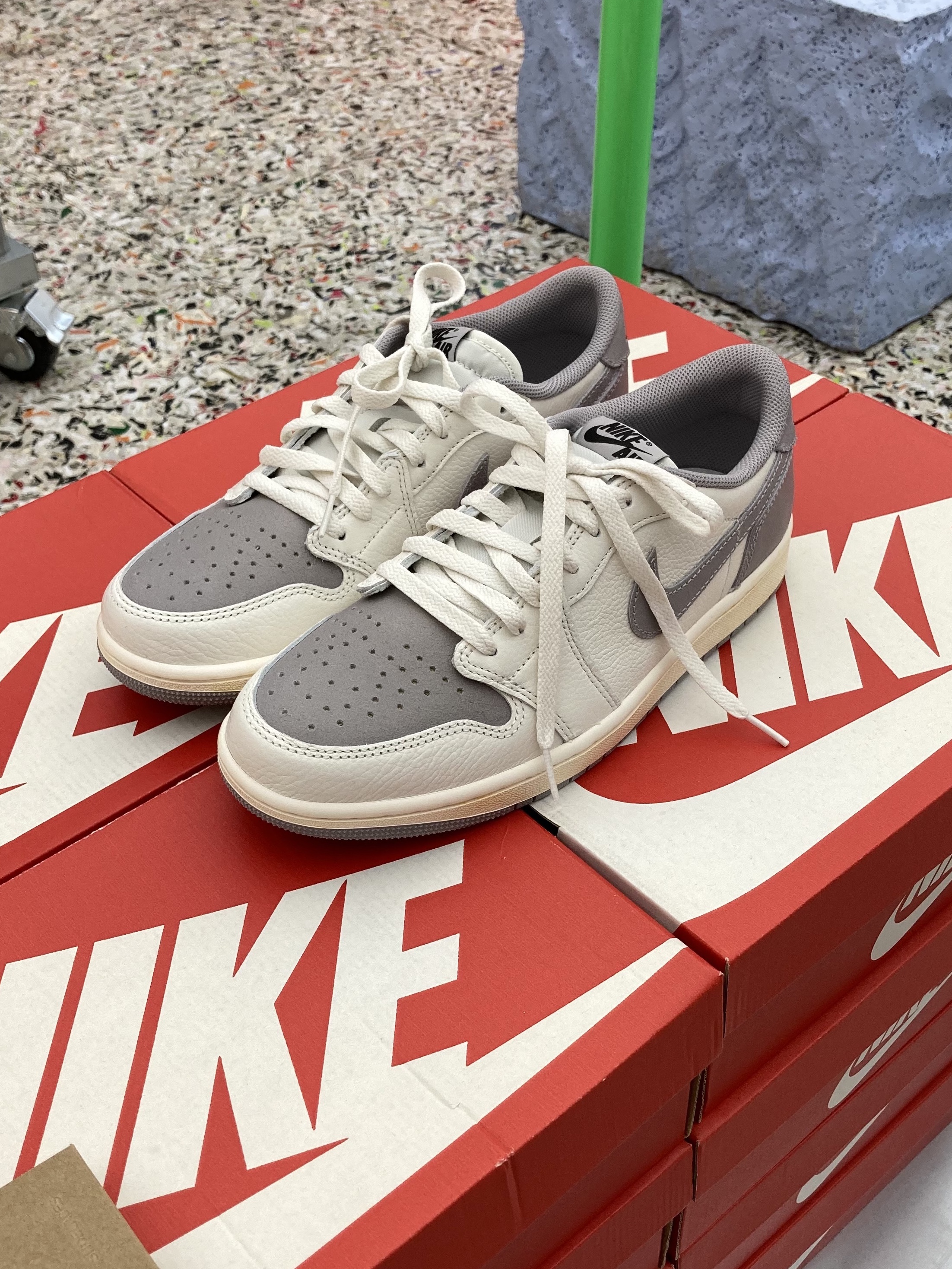 Jordan 1 Retro Low OG Atmosphere Grey 착용 스타일