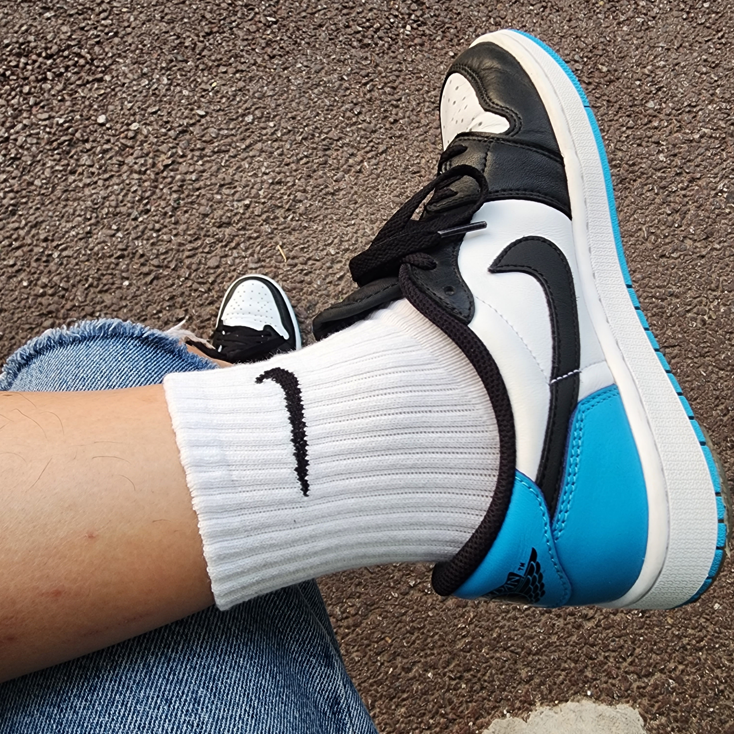 Jordan 1 Retro Low OG Black and Dark Powder Blue 착용 스타일