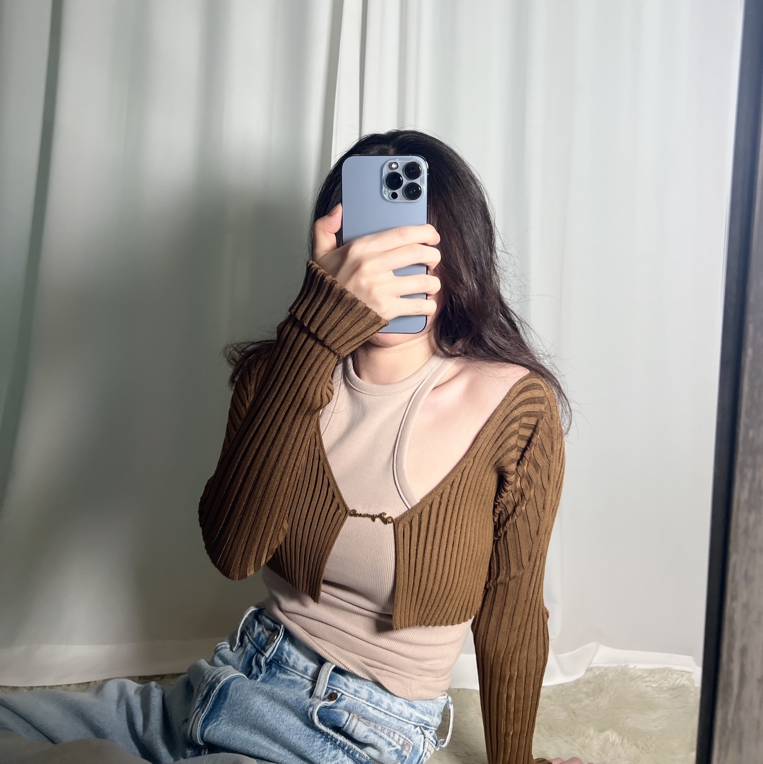 (W) Jacquemus La Maille Pralu Micro Charm Logo Cardigan Brown 착용 스타일 - 2