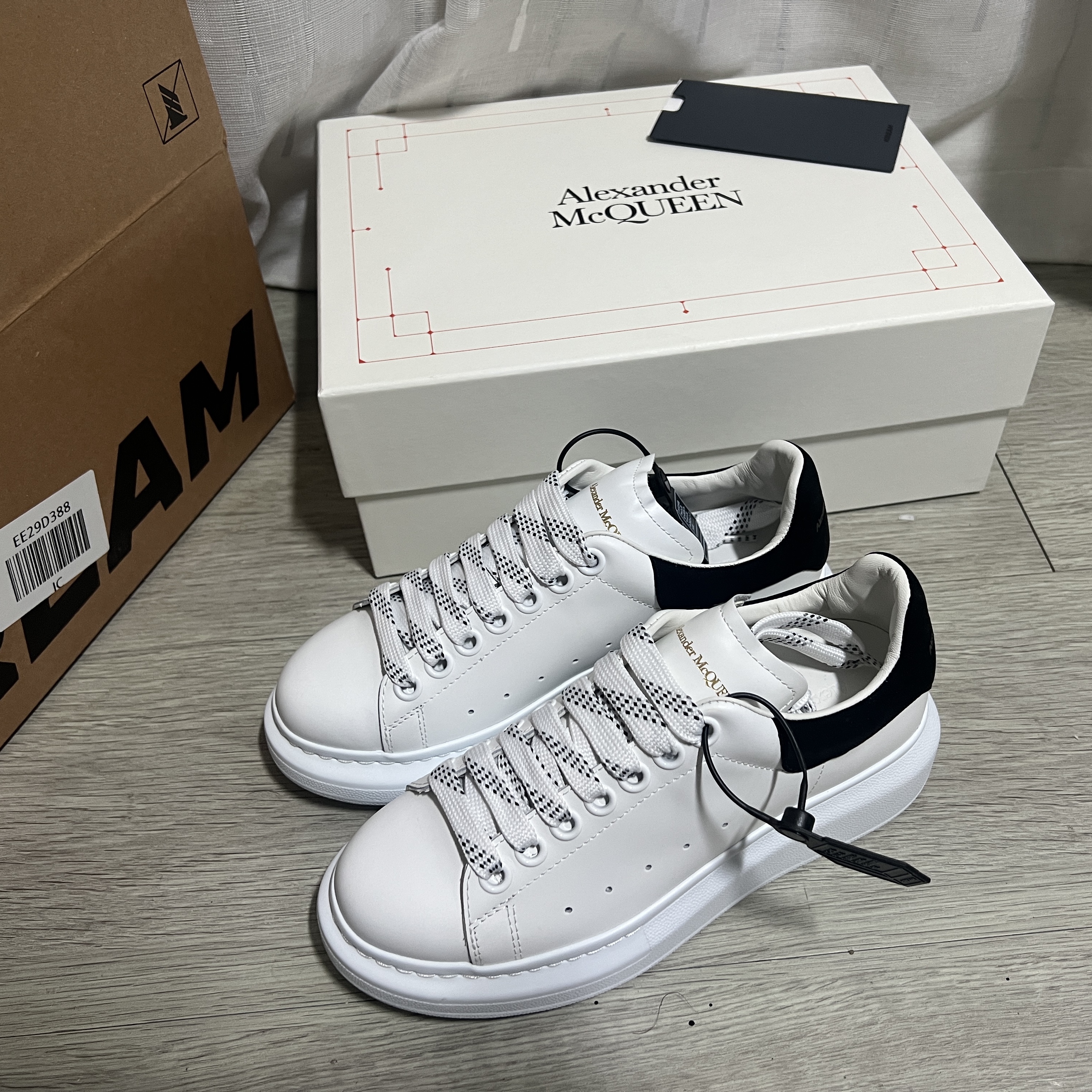 (W) Alexander McQueen Oversized Sneakers White Black 착용 스타일 - 1