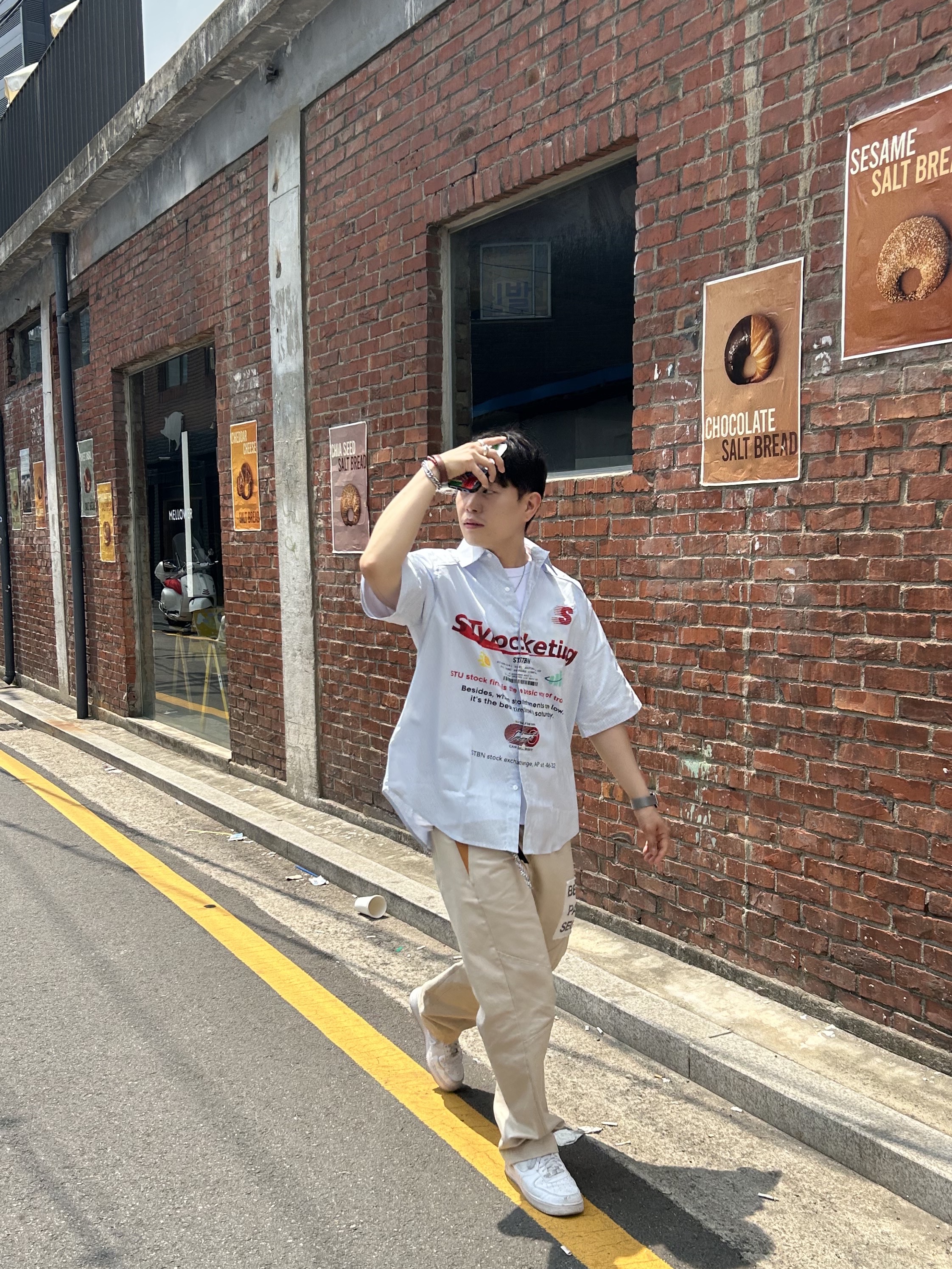 [KREAM 단독] STU Printing Stripe Shirt Sky Blue, Nike Air Force 1 '07 Low White 착용 스타일 - 4